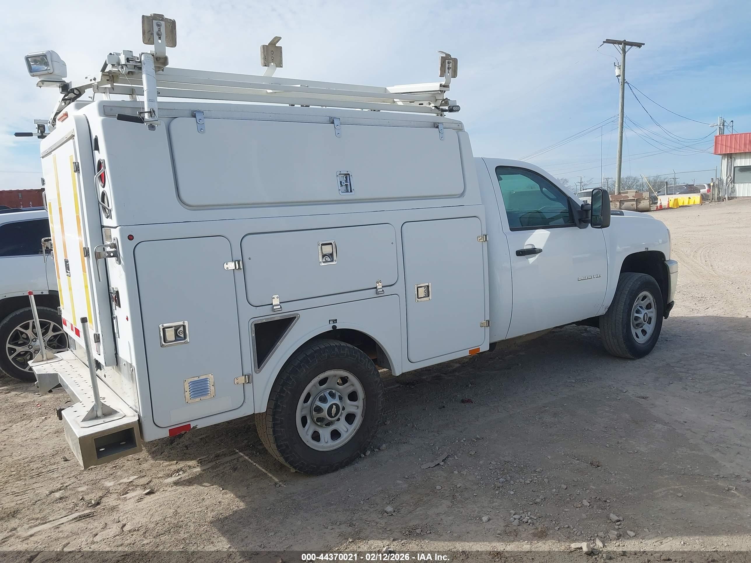 CHEVROLET SILVERADO image 4