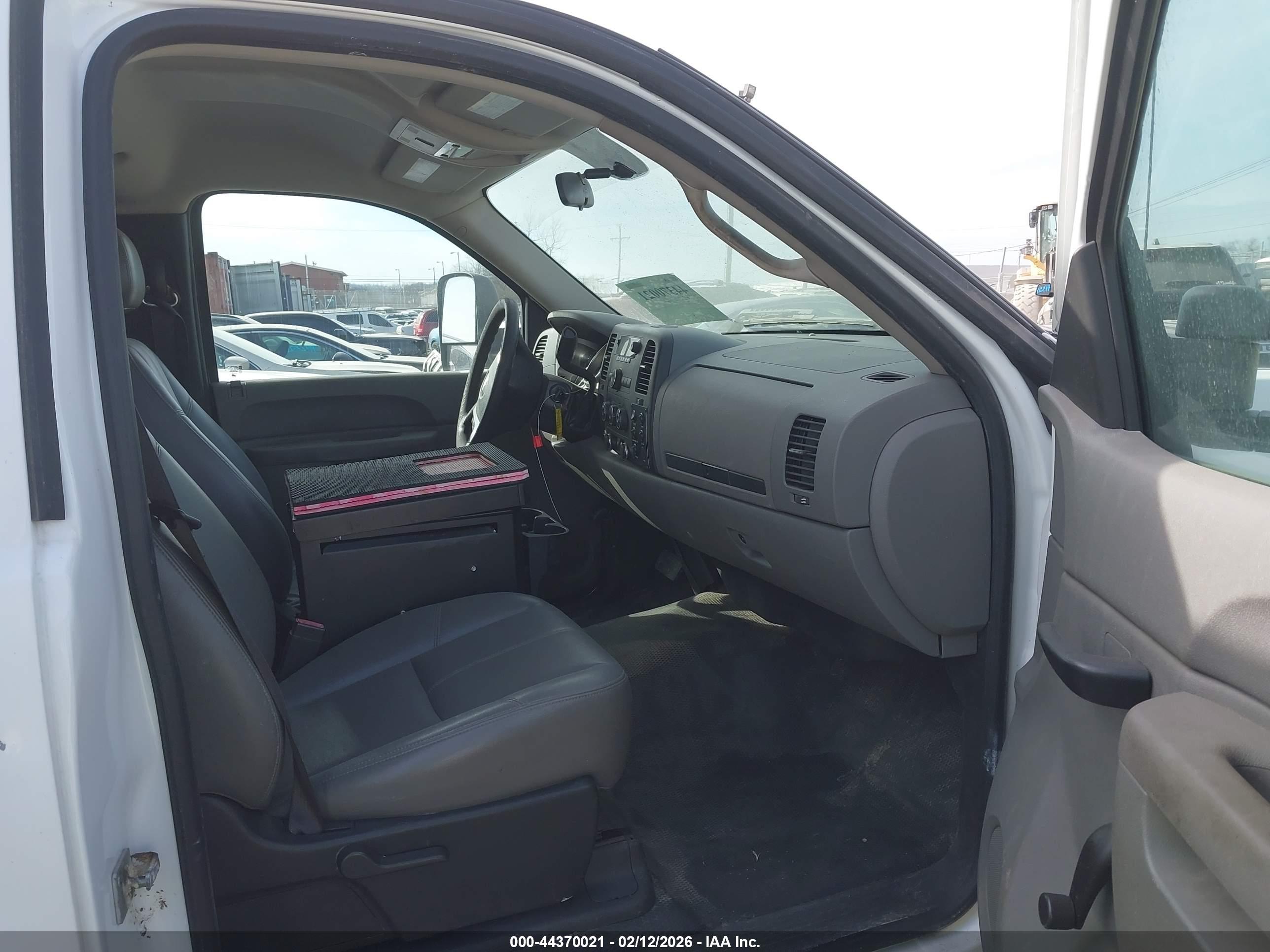 CHEVROLET SILVERADO image 5