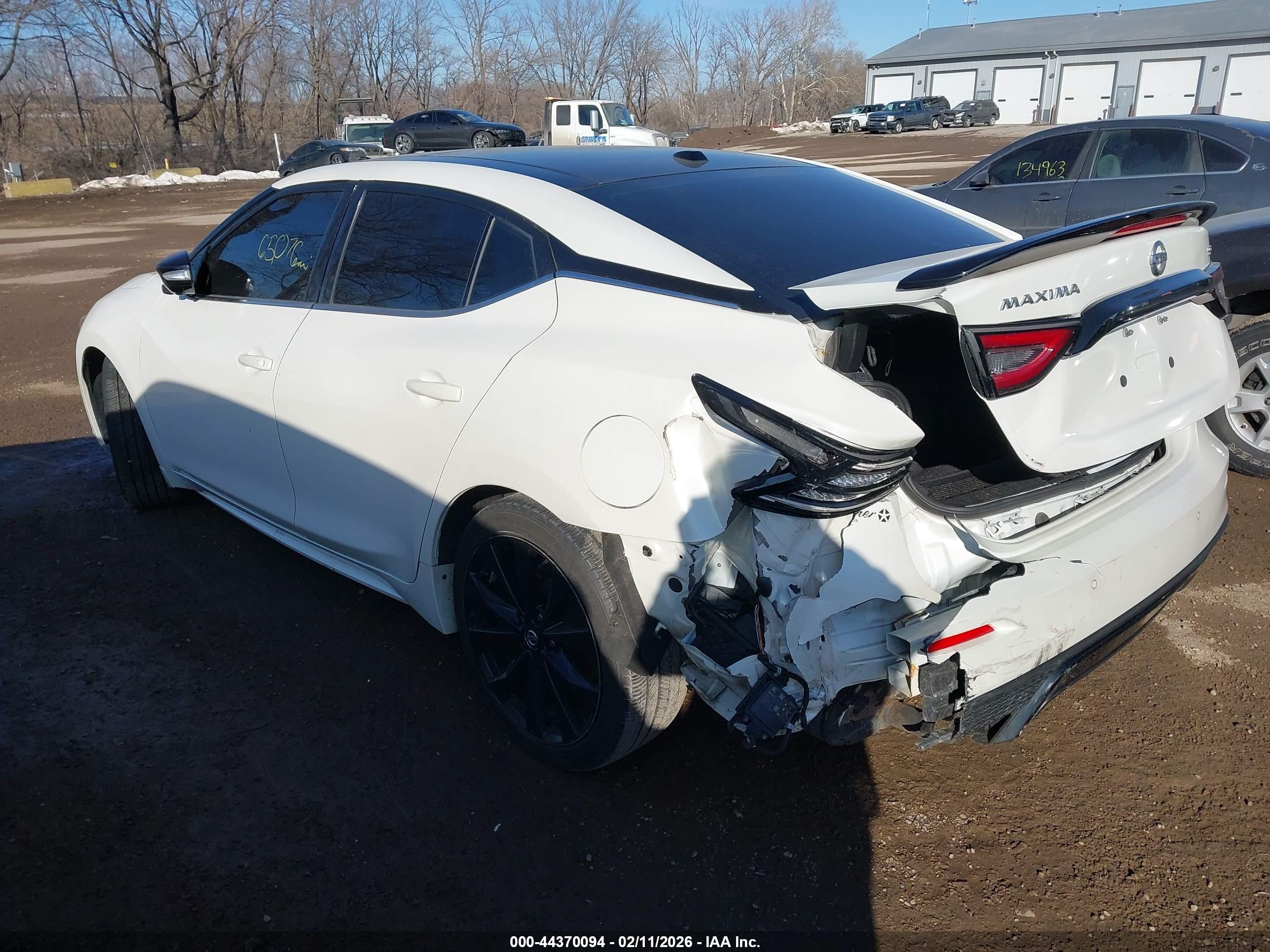 NISSAN MAXIMA image 3