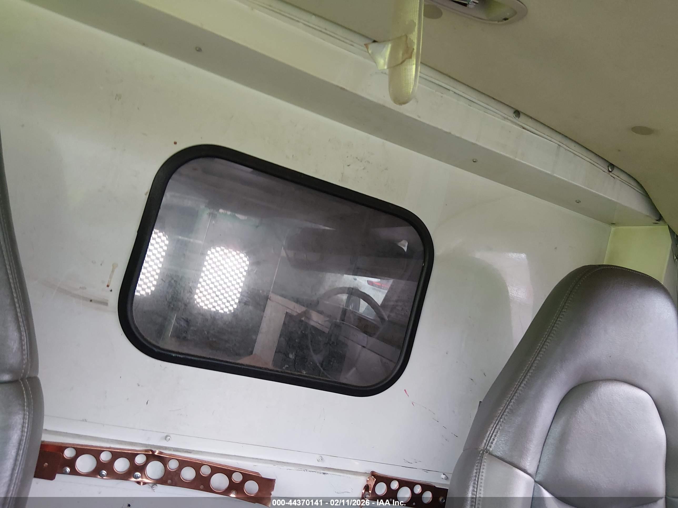 GMC SAVANA image 8