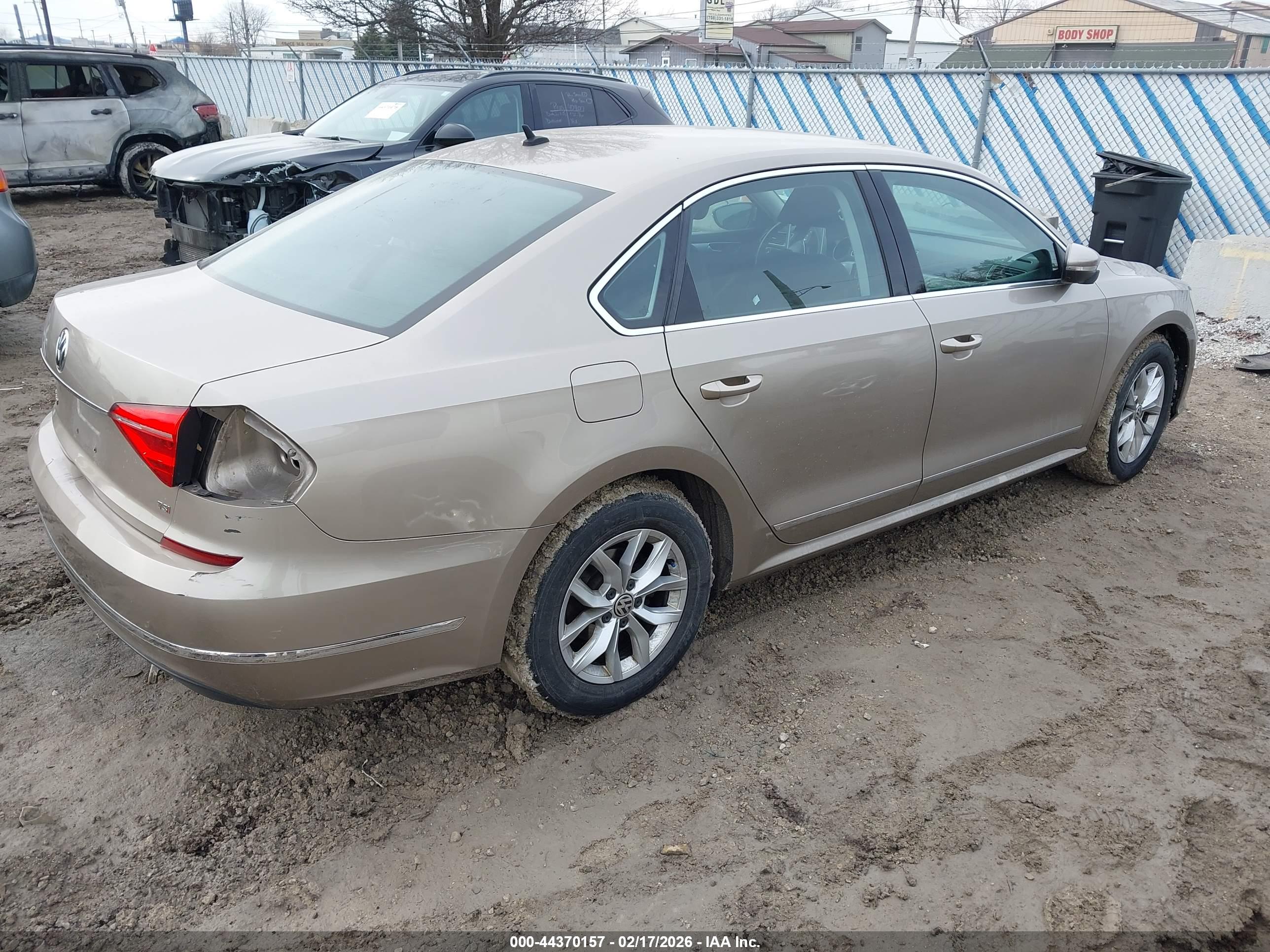 VOLKSWAGEN PASSAT image 4