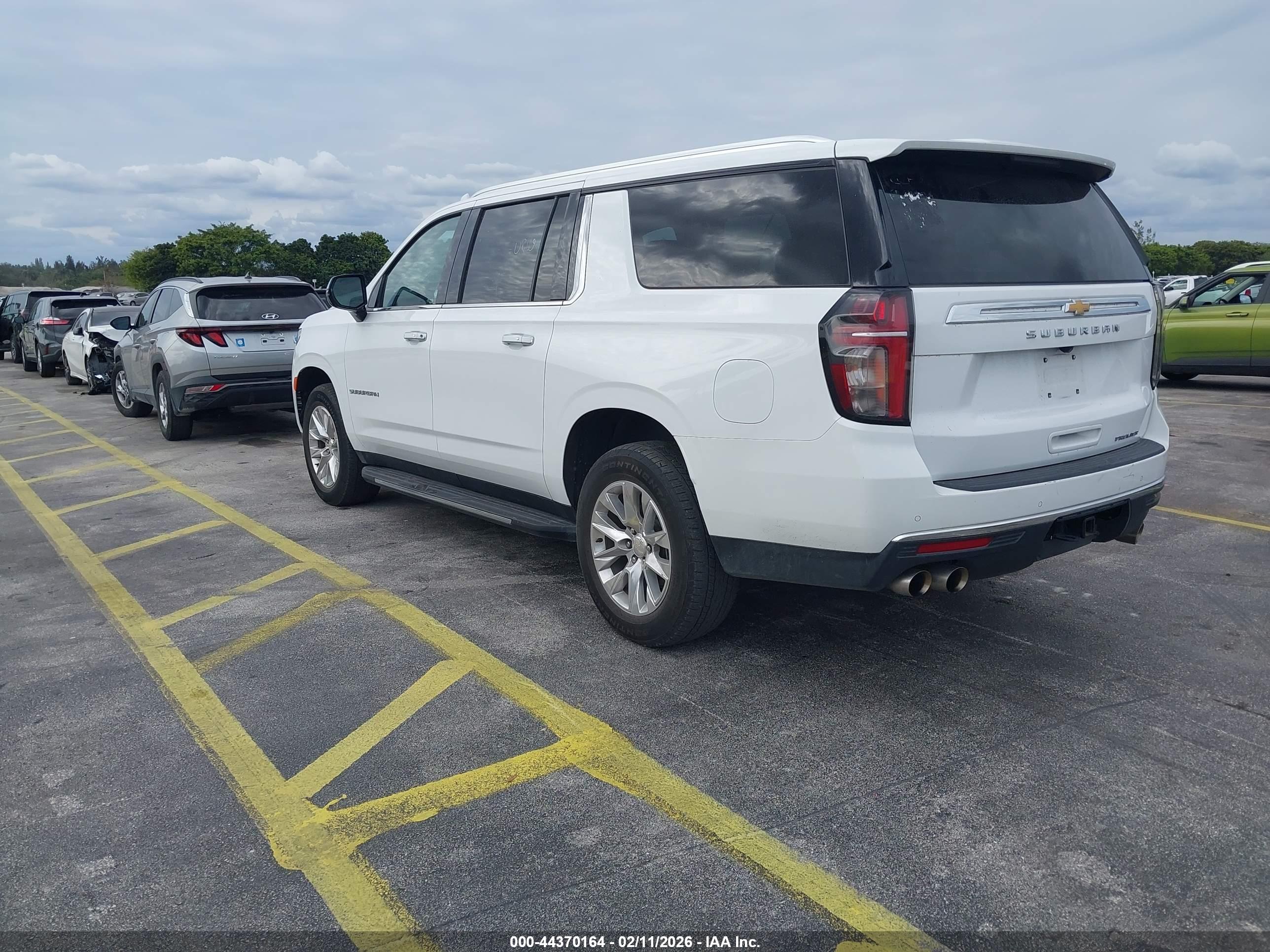 CHEVROLET SUBURBAN image 3