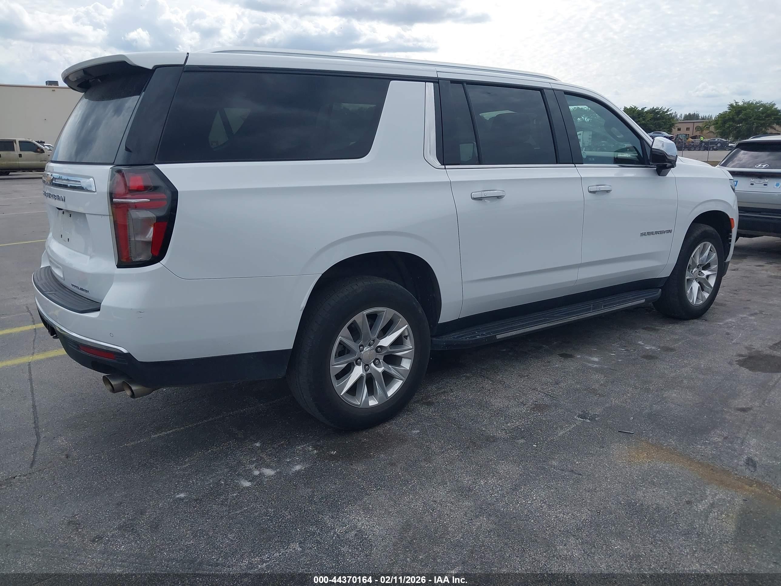 CHEVROLET SUBURBAN image 4