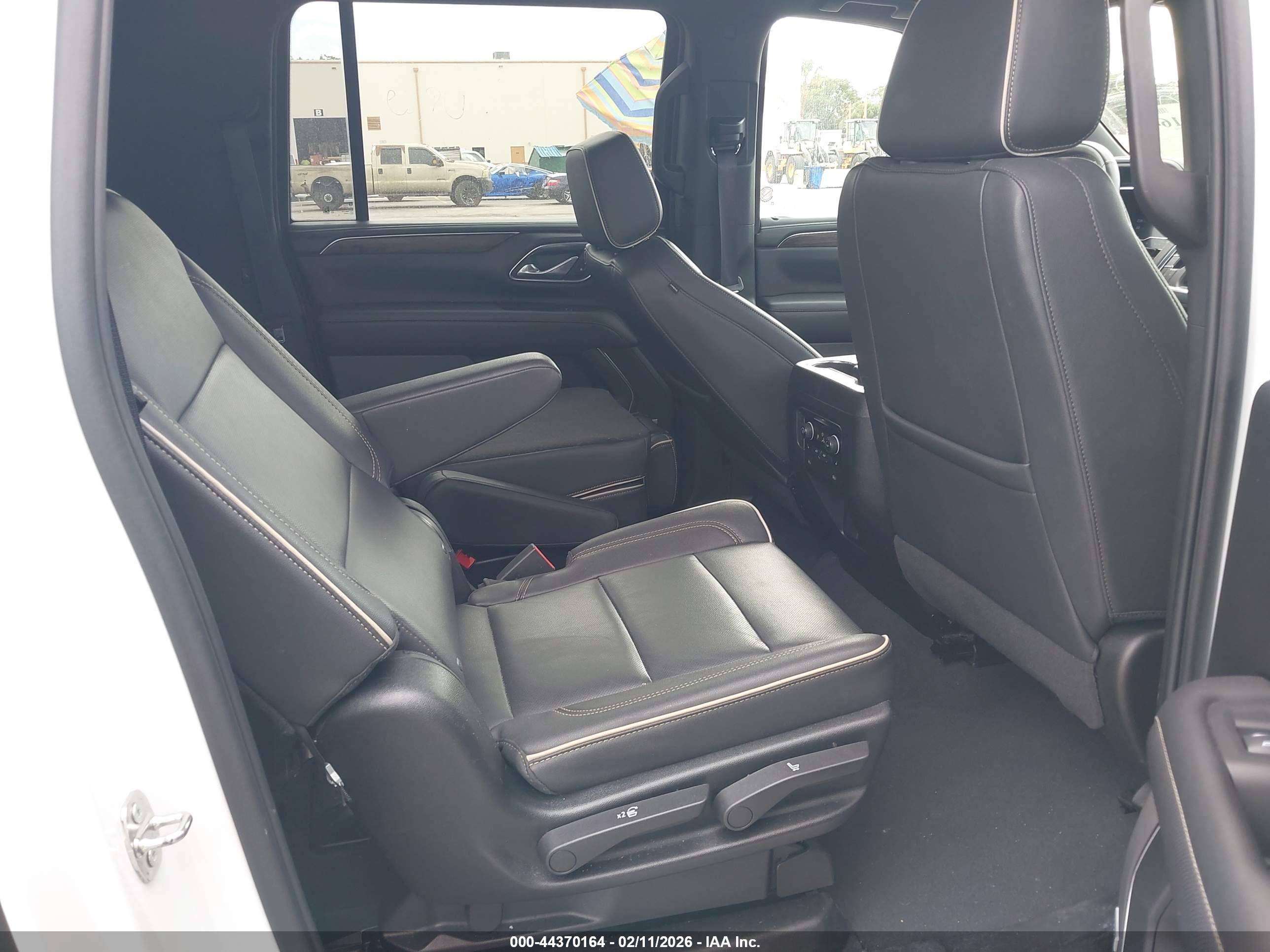 CHEVROLET SUBURBAN image 8