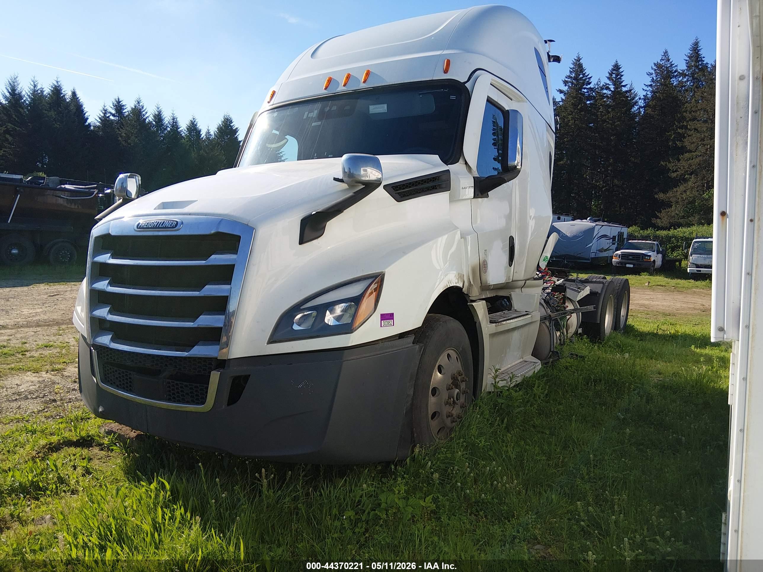FREIGHTLINER NEW image 2