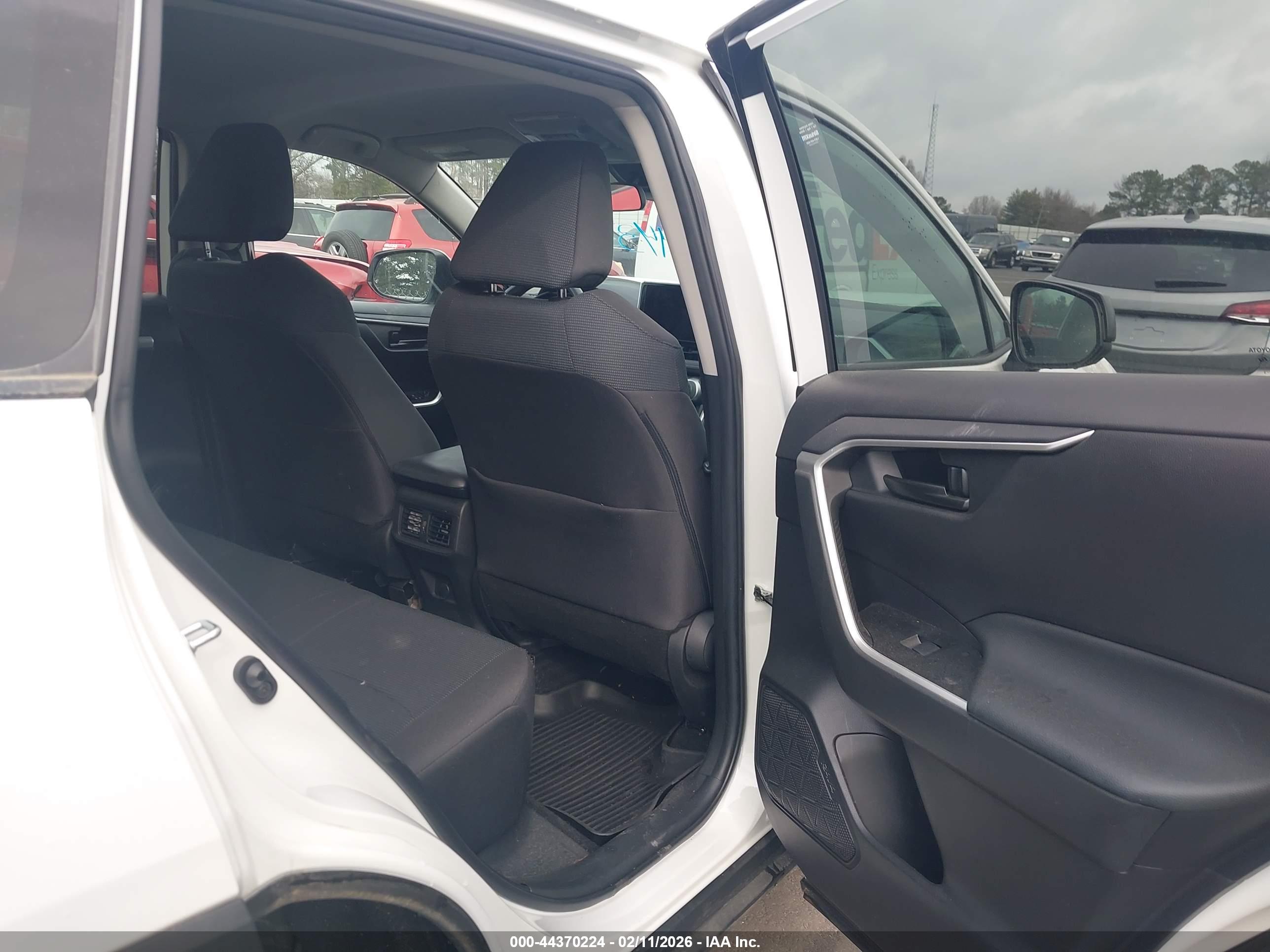 TOYOTA RAV4 image 8