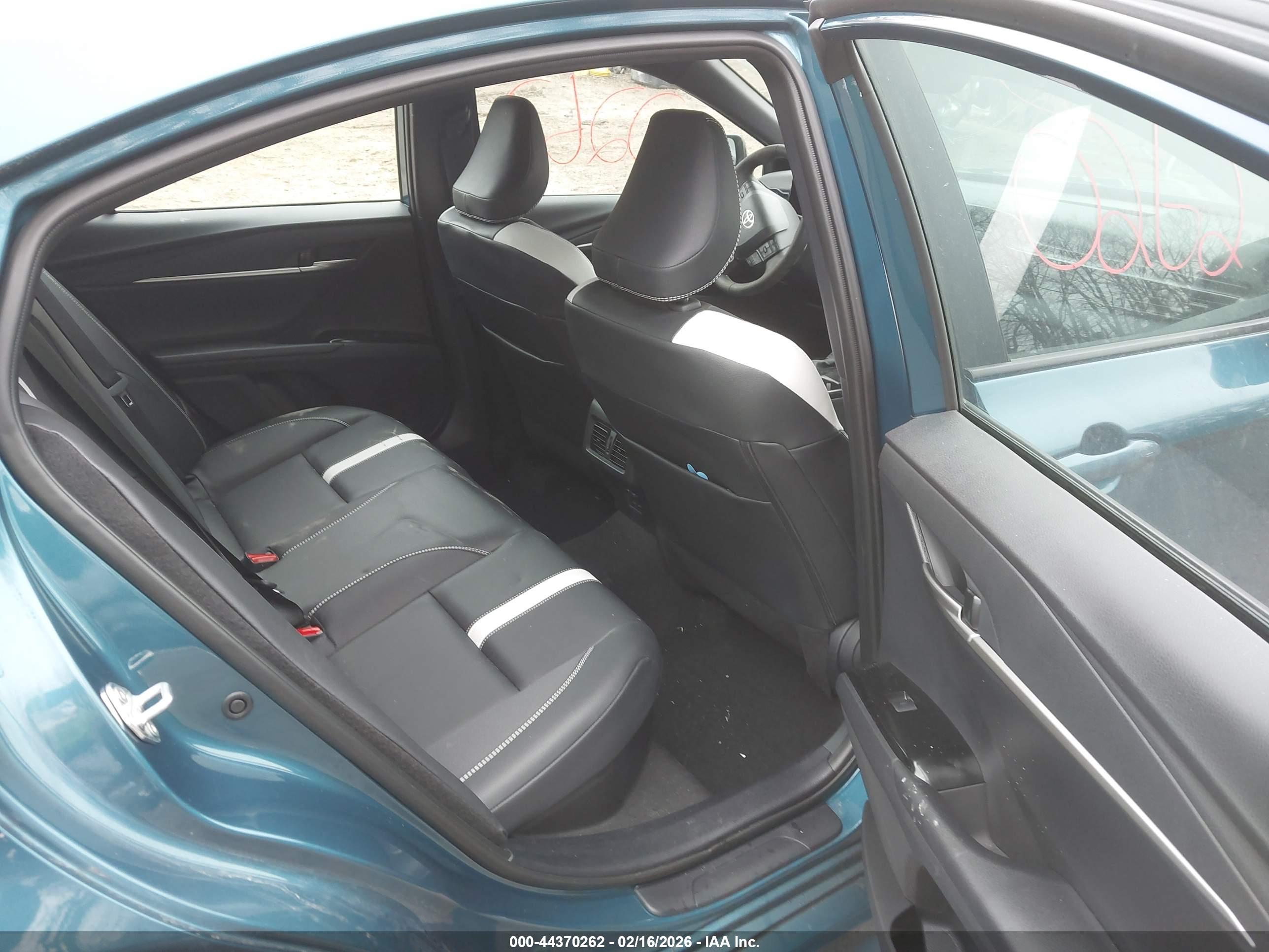 TOYOTA CAMRY image 8