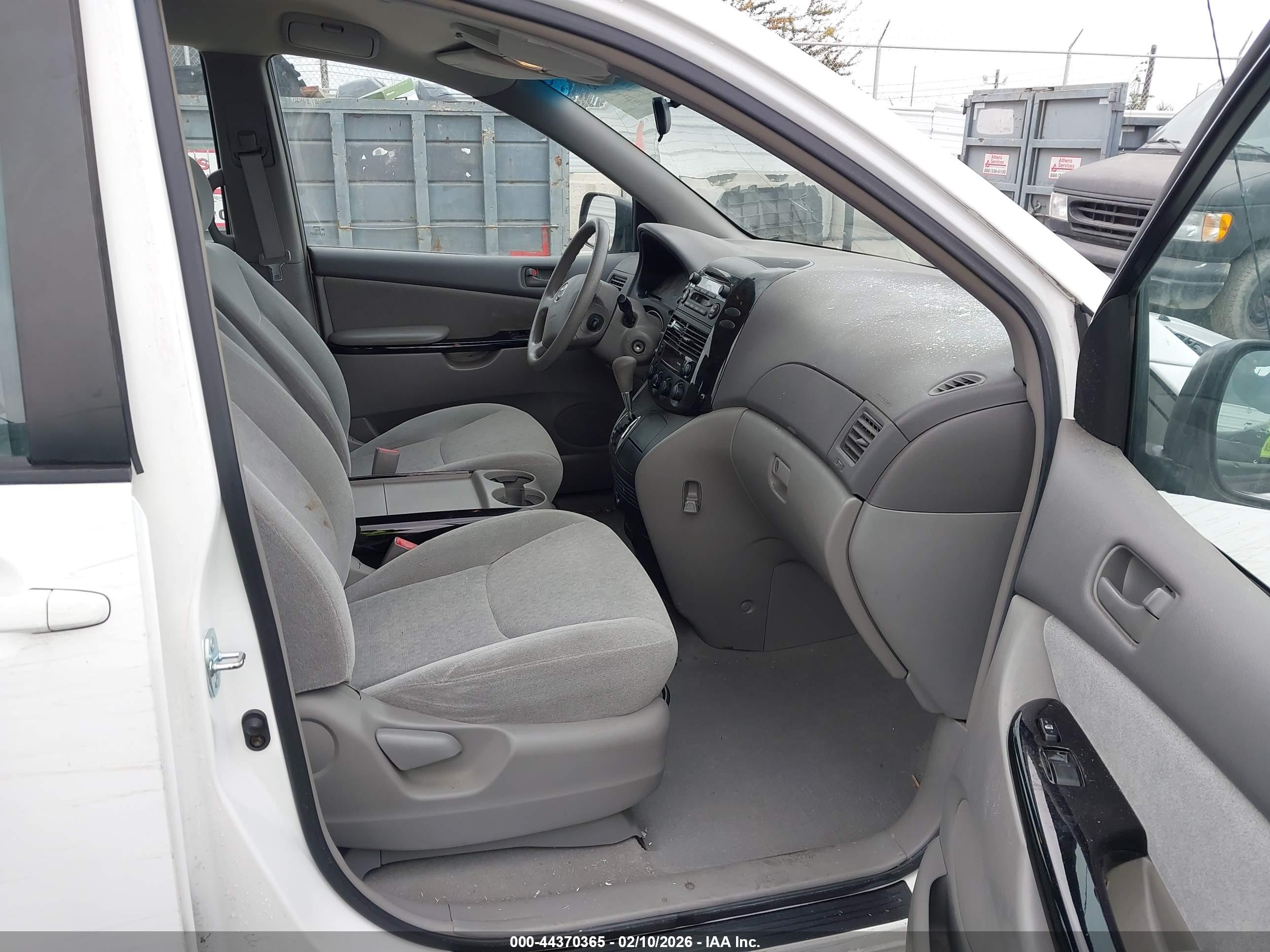 TOYOTA SIENNA image 5