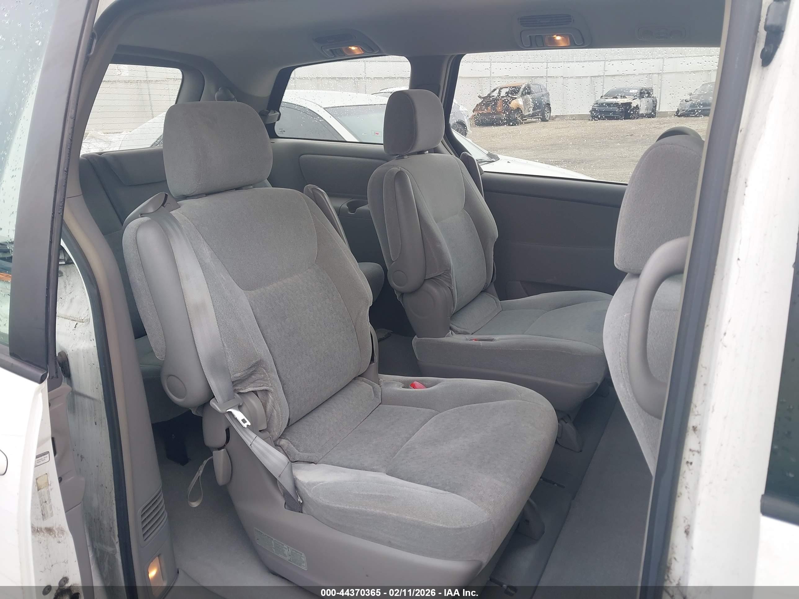 TOYOTA SIENNA image 8