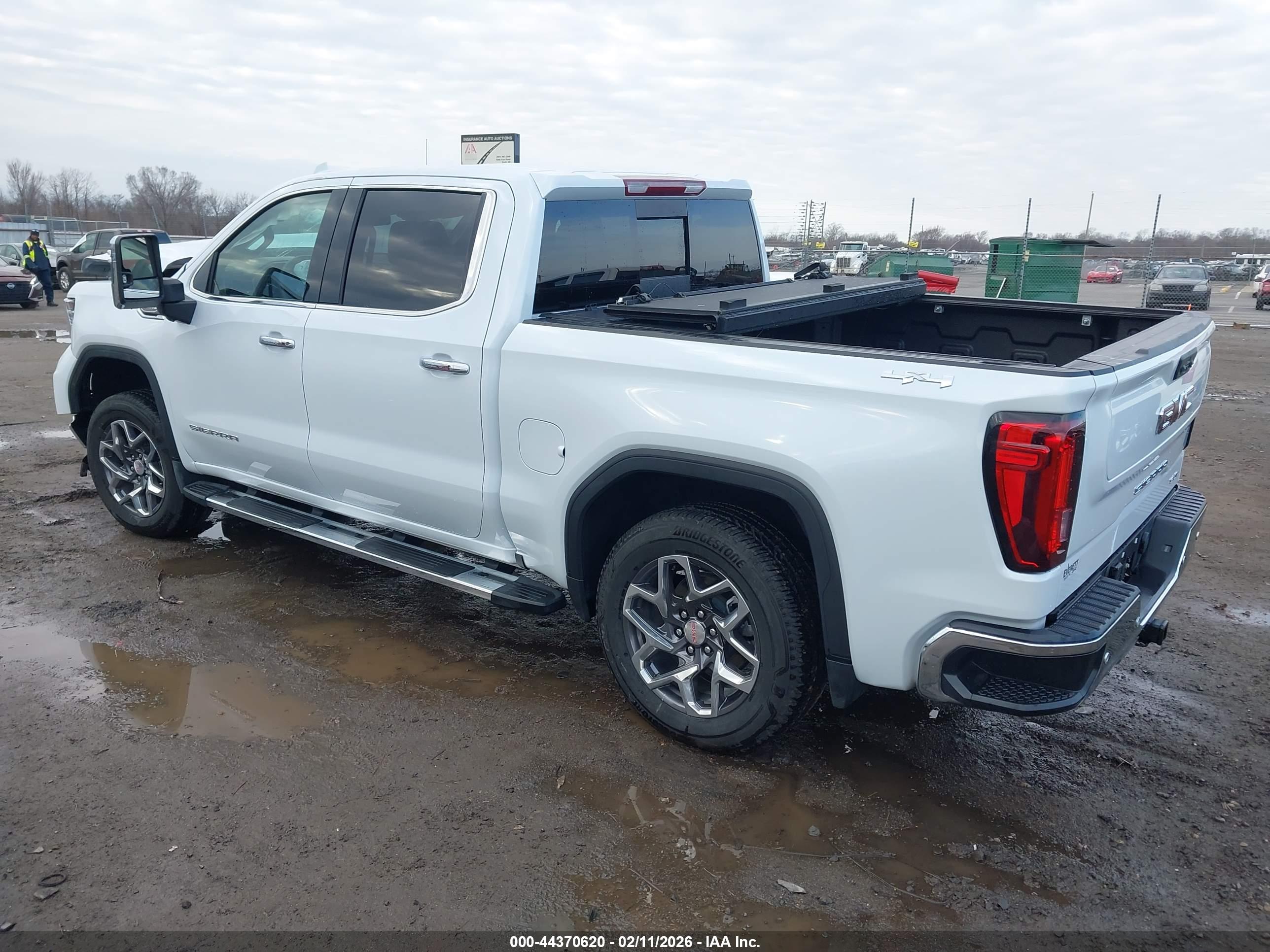 GMC SIERRA image 3