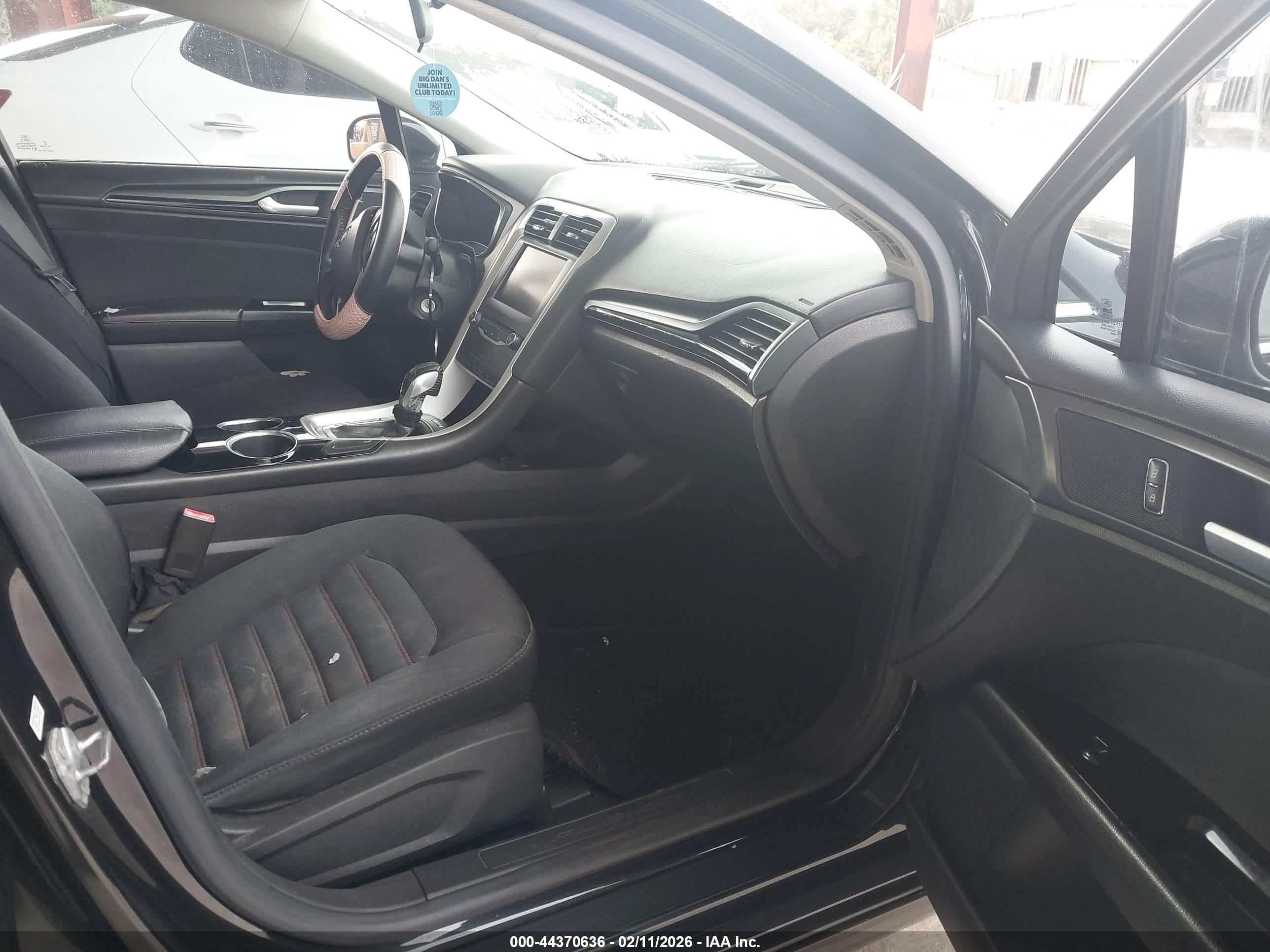 FORD FUSION image 5