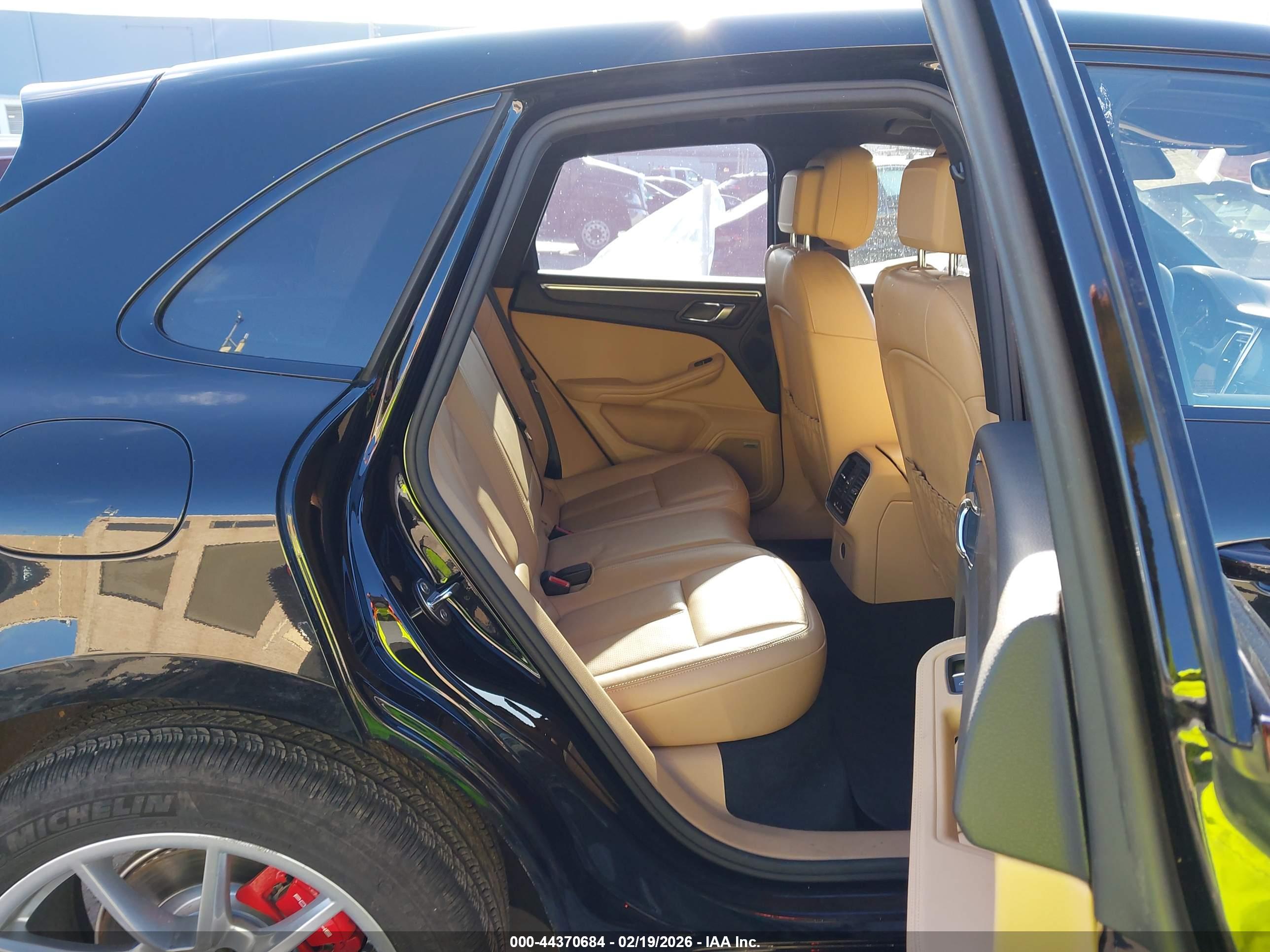 PORSCHE MACAN image 8