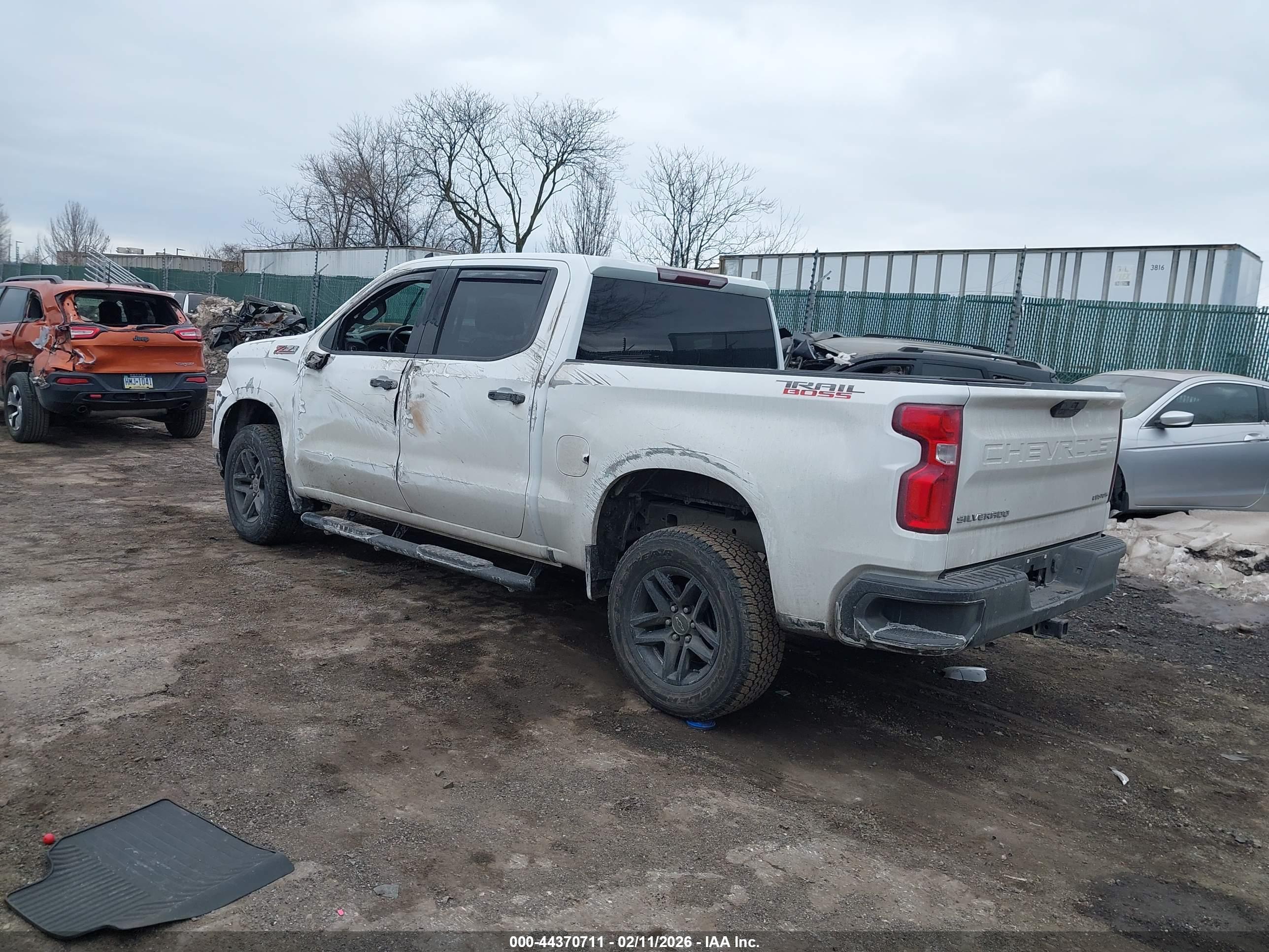 CHEVROLET SILVERADO image 3