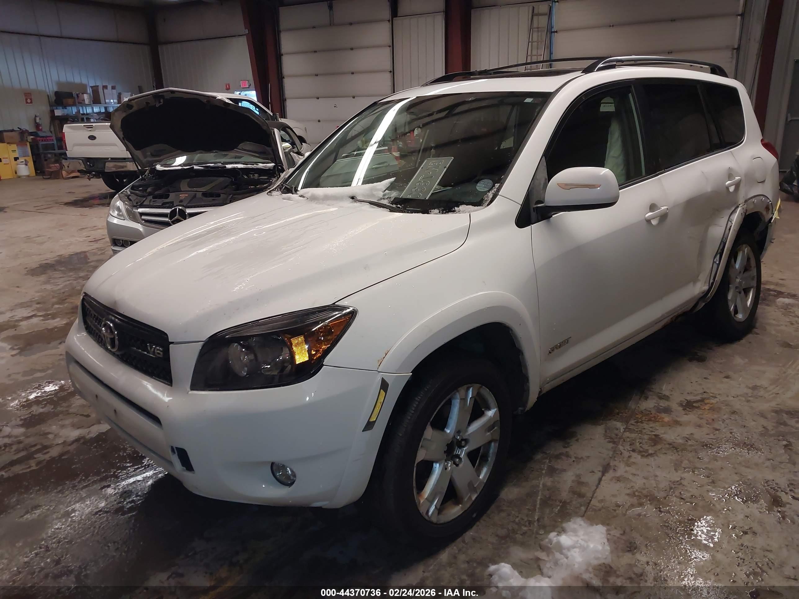 TOYOTA RAV4 image 2