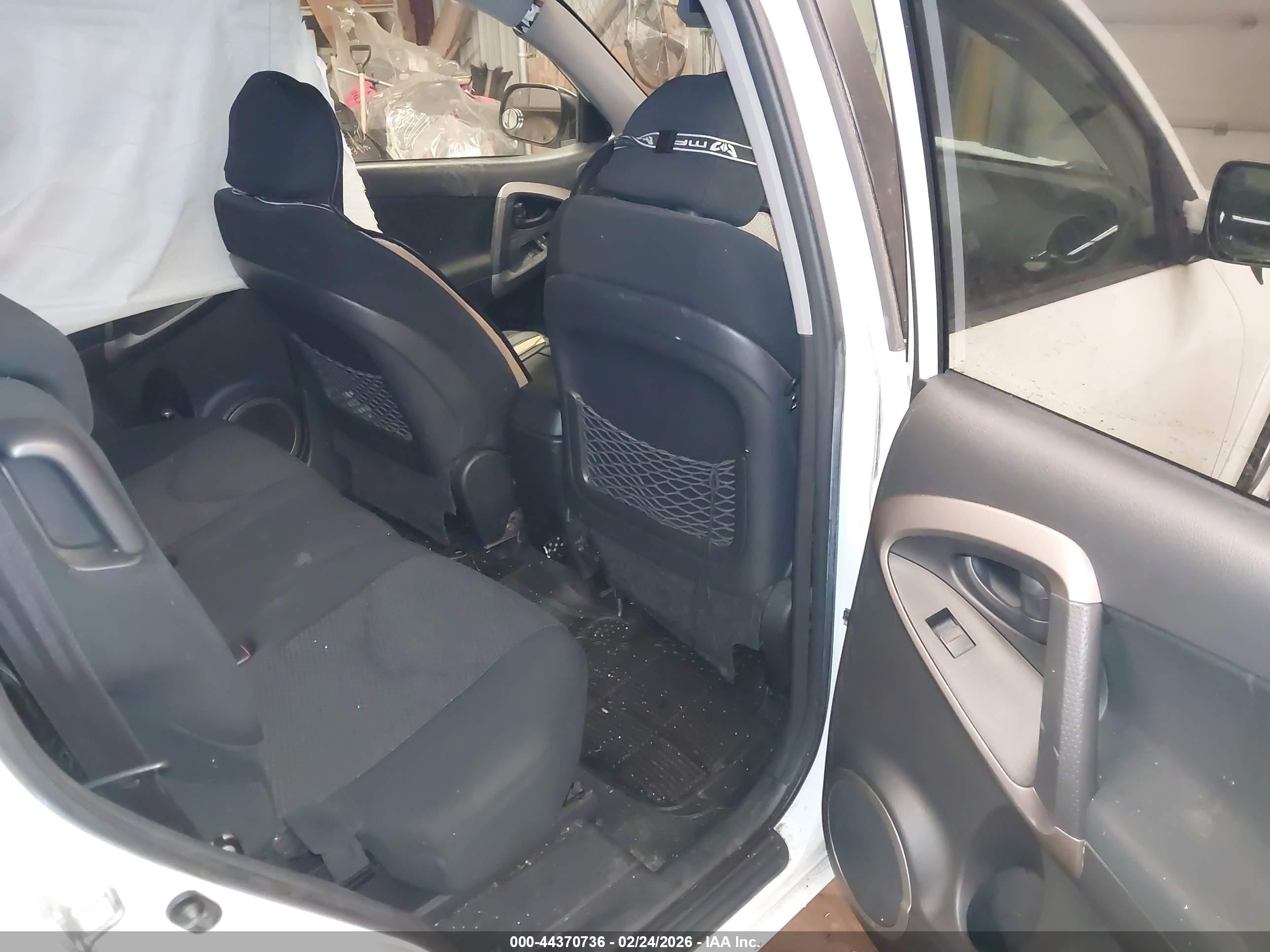 TOYOTA RAV4 image 8