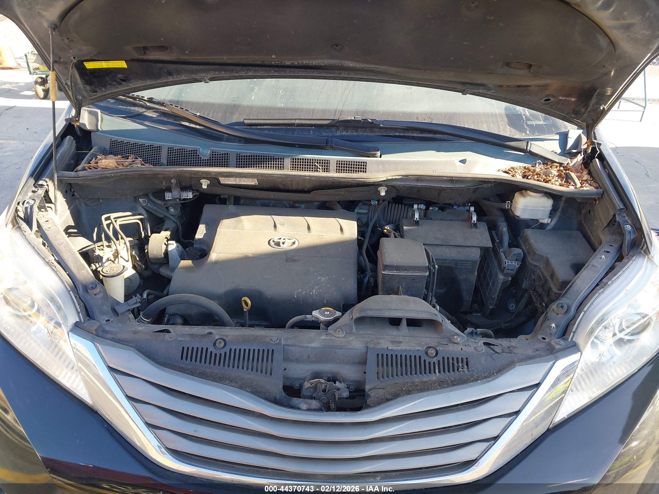 TOYOTA SIENNA image 10