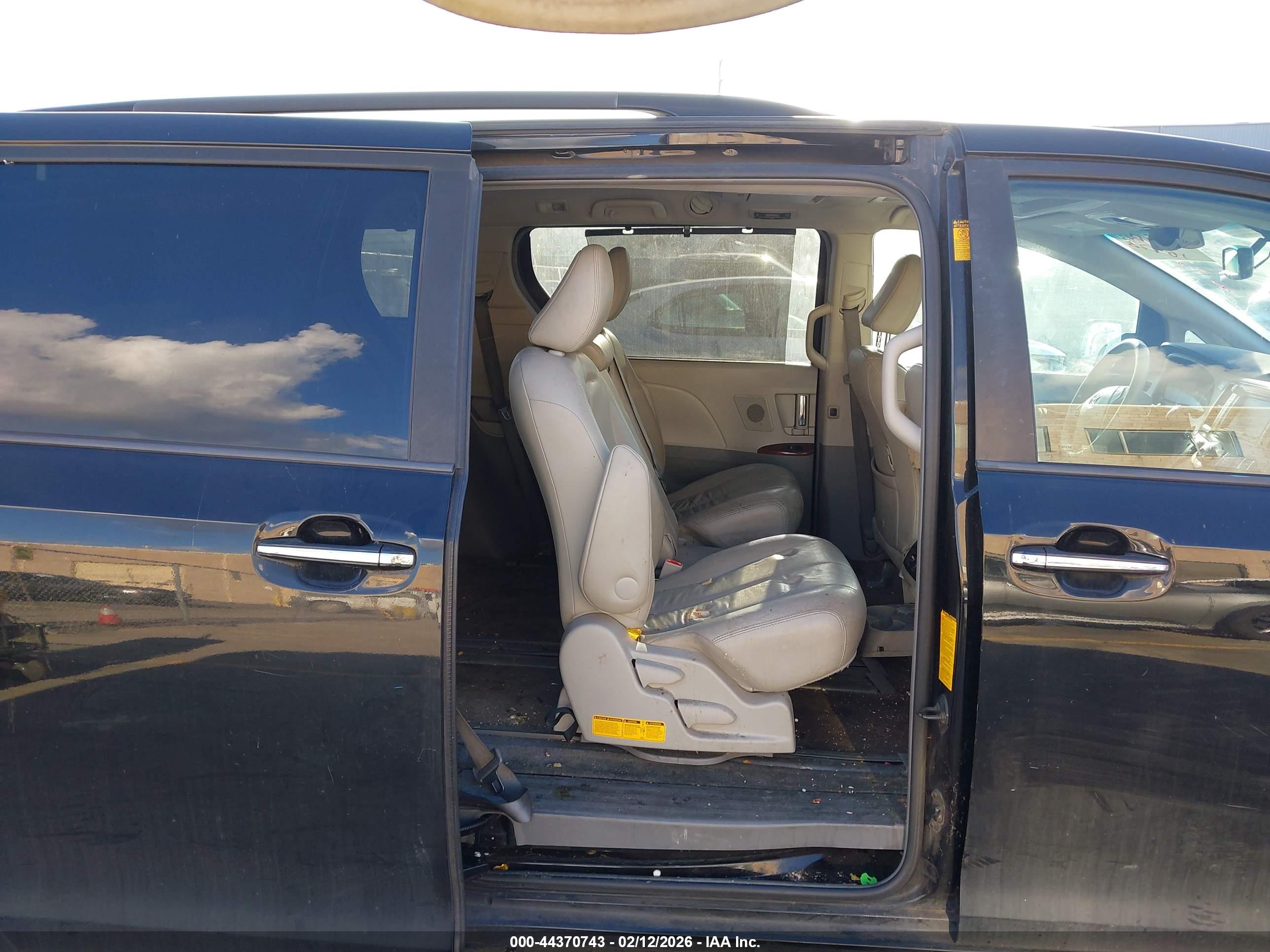 TOYOTA SIENNA image 8