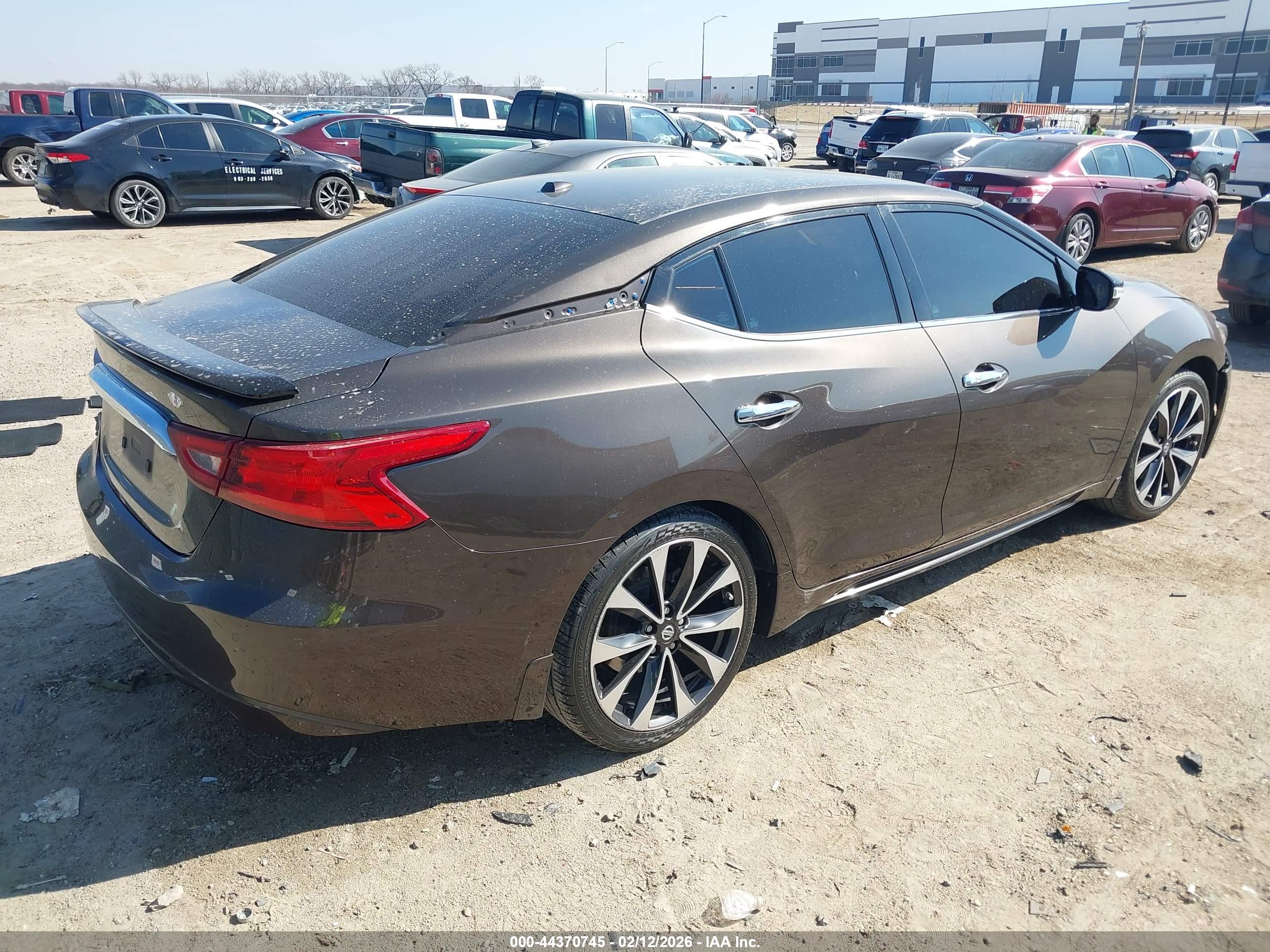 NISSAN MAXIMA image 4