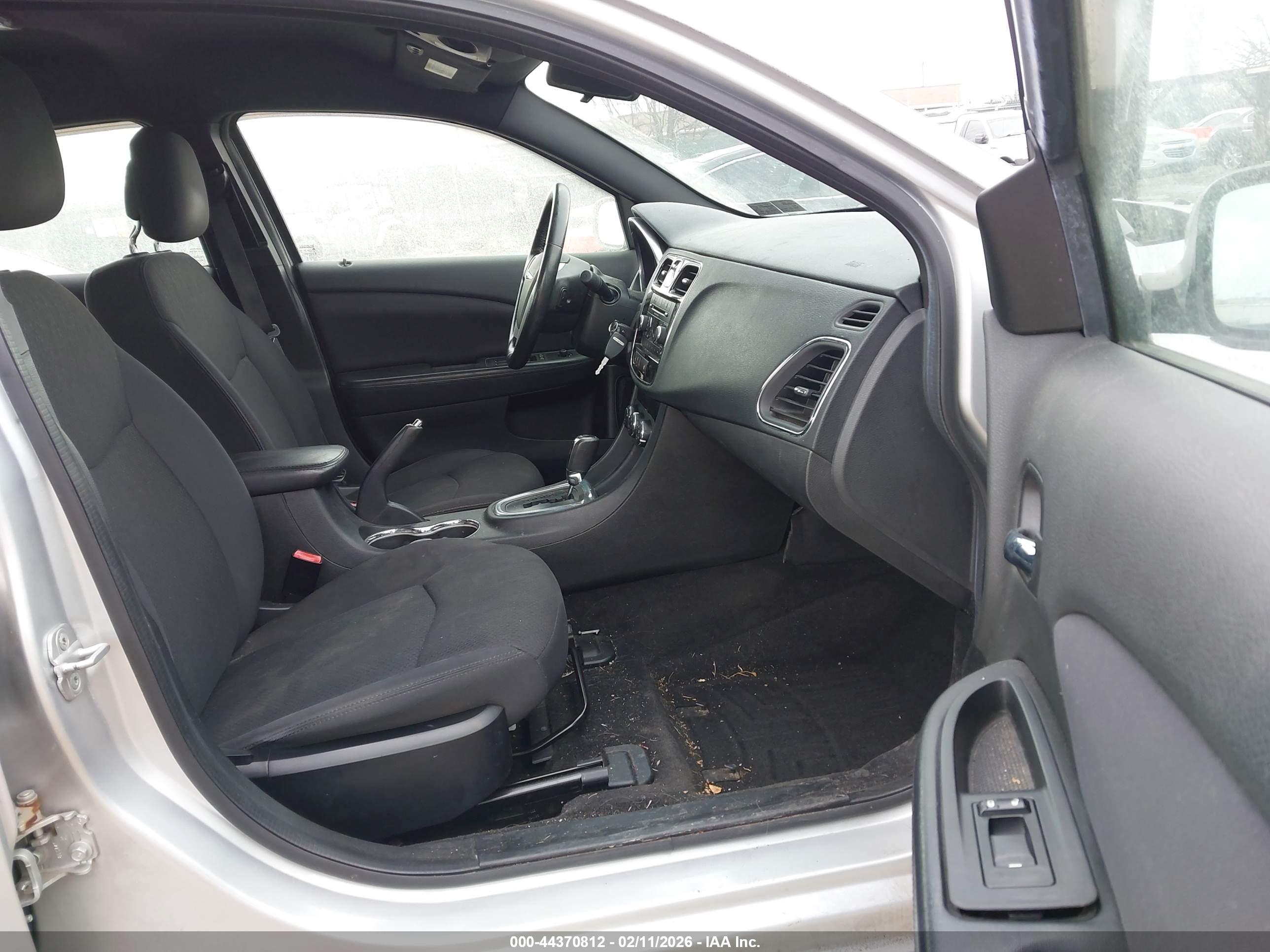 CHRYSLER 200 image 5
