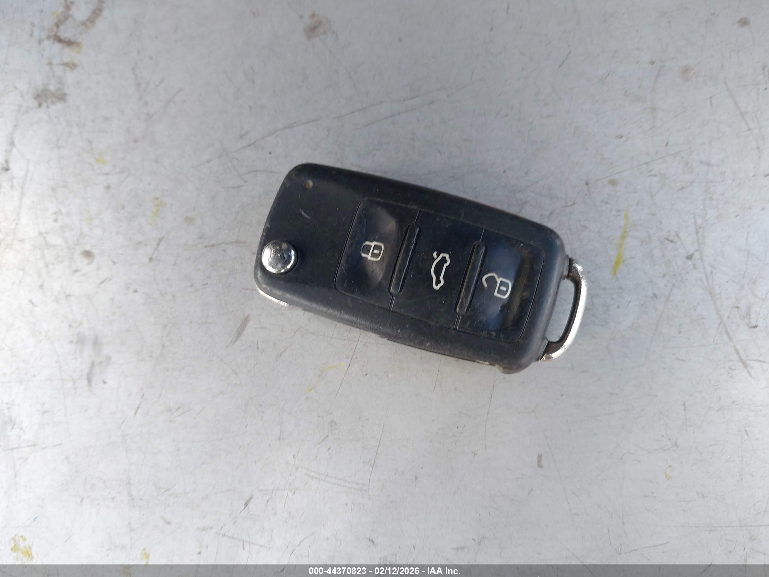 VOLKSWAGEN GLI image 11
