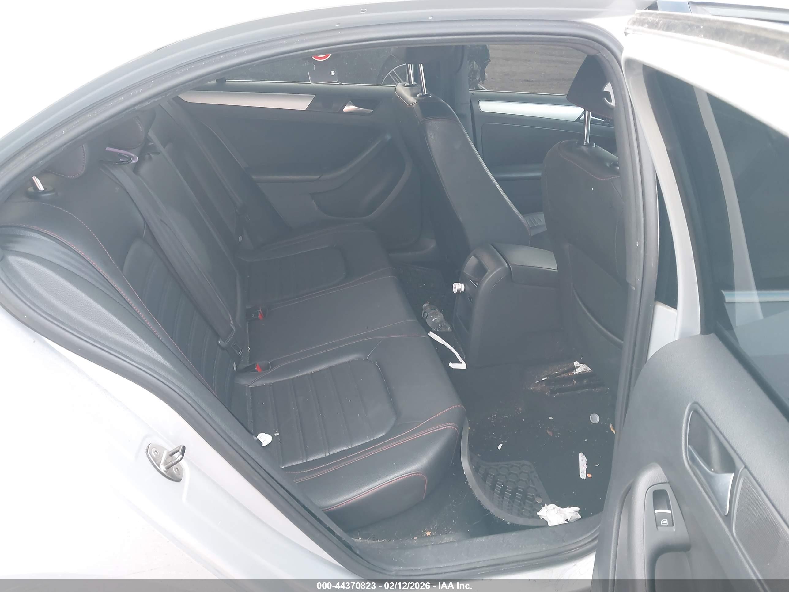 VOLKSWAGEN GLI image 8