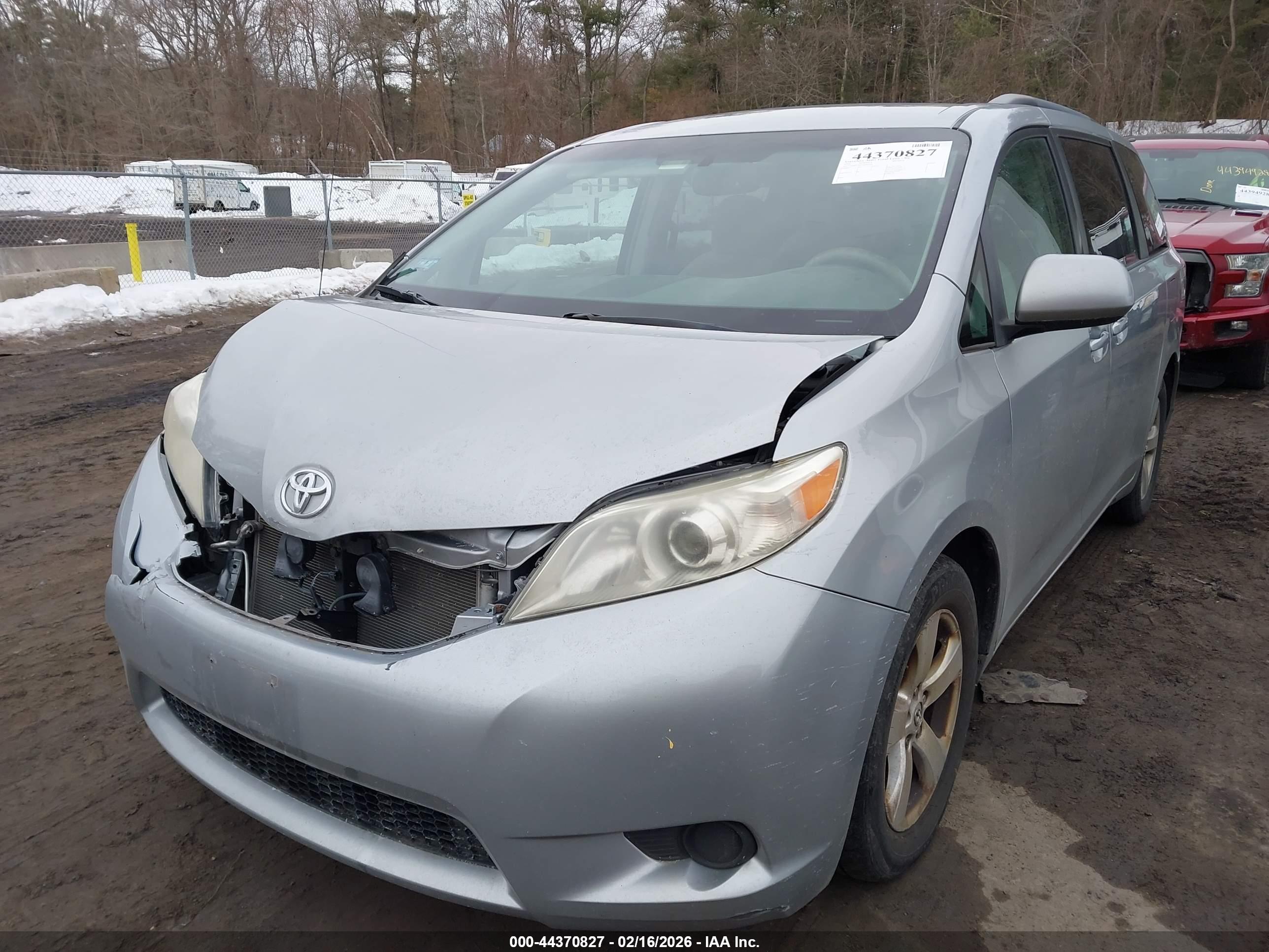 TOYOTA SIENNA image 2