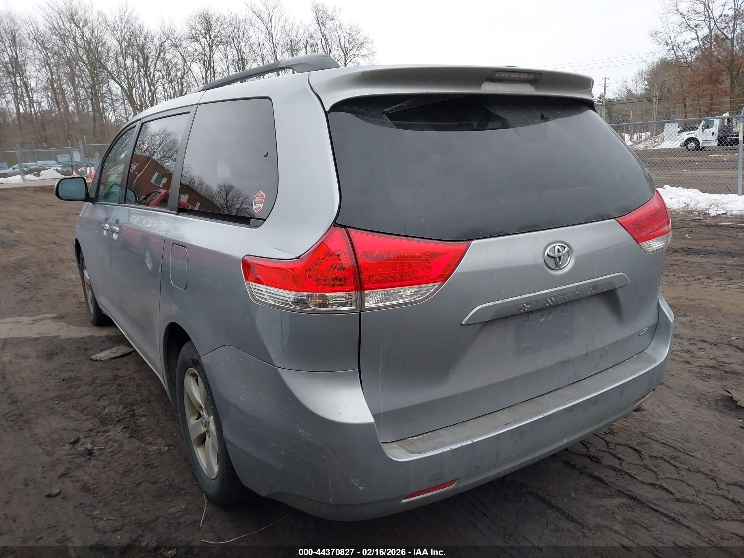 TOYOTA SIENNA image 3