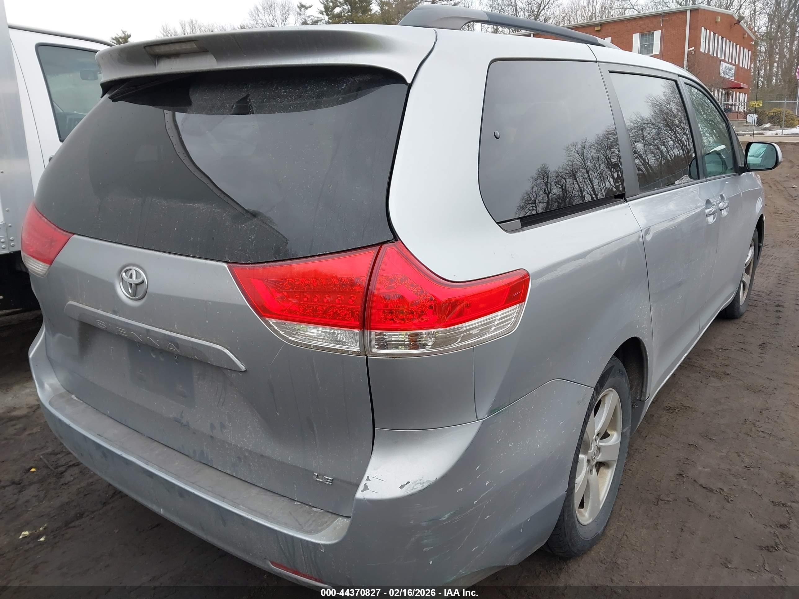 TOYOTA SIENNA image 4