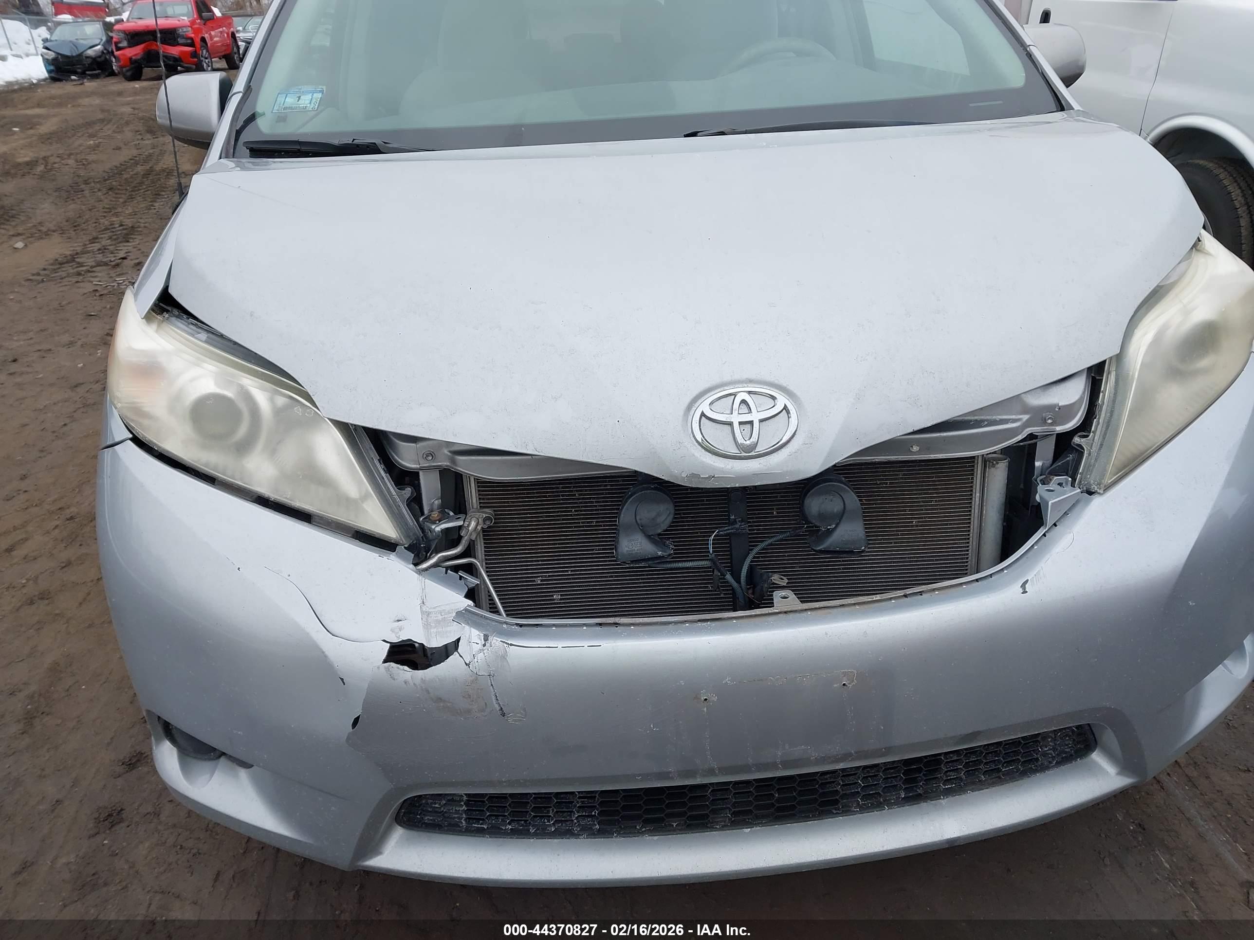 TOYOTA SIENNA image 6