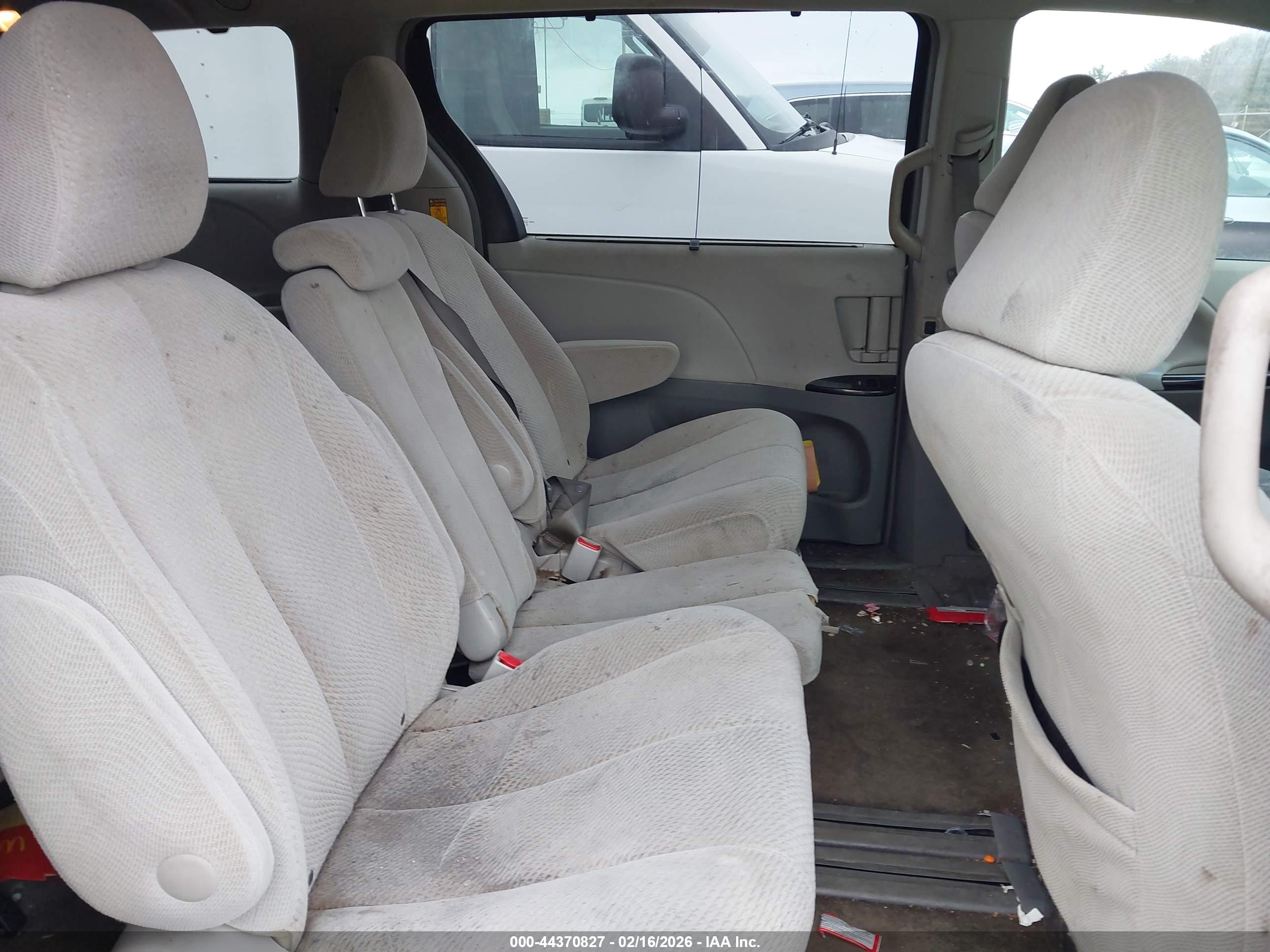 TOYOTA SIENNA image 8