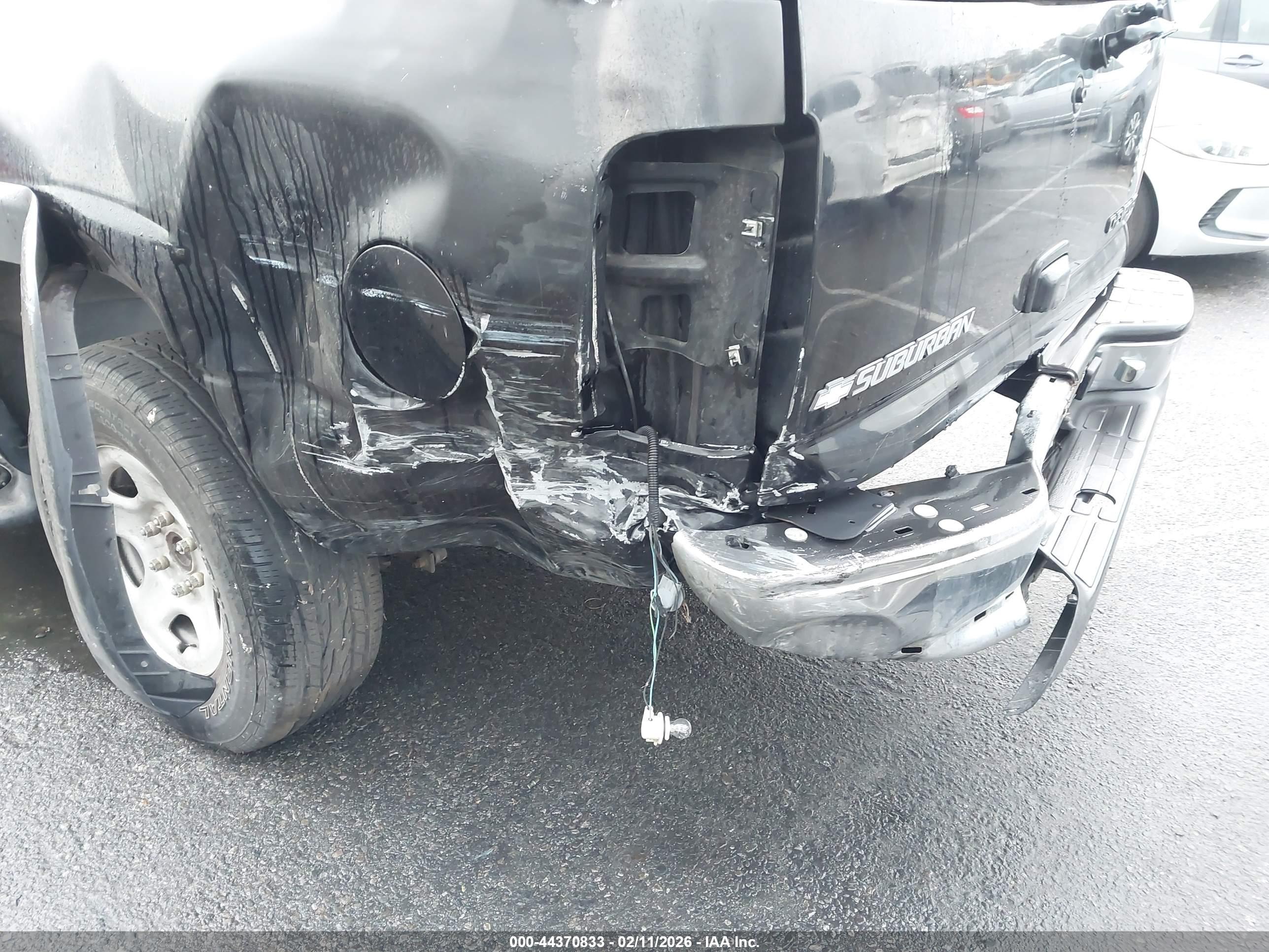 CHEVROLET SUBURBAN image 6