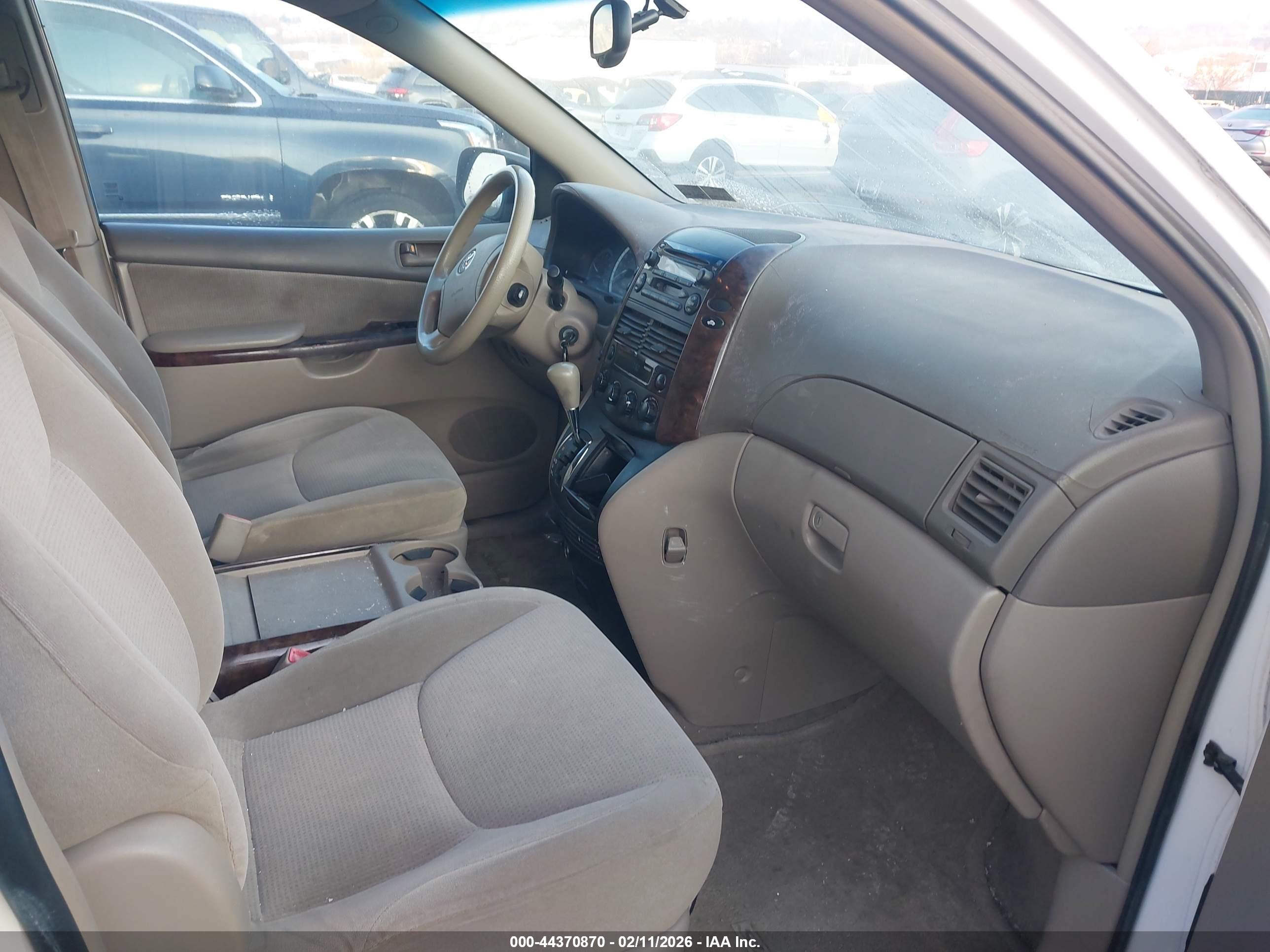 TOYOTA SIENNA image 5