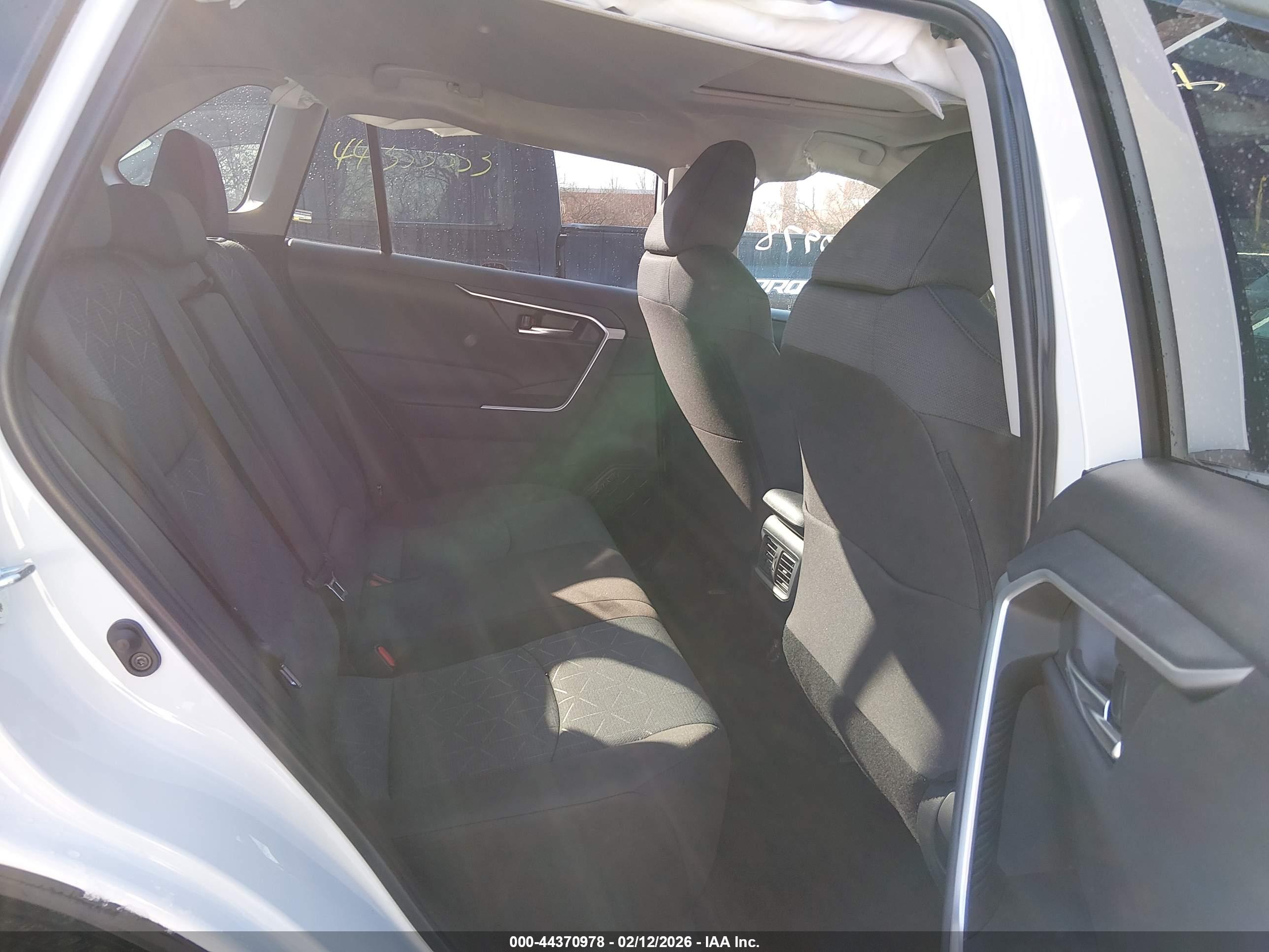 TOYOTA RAV4 image 8