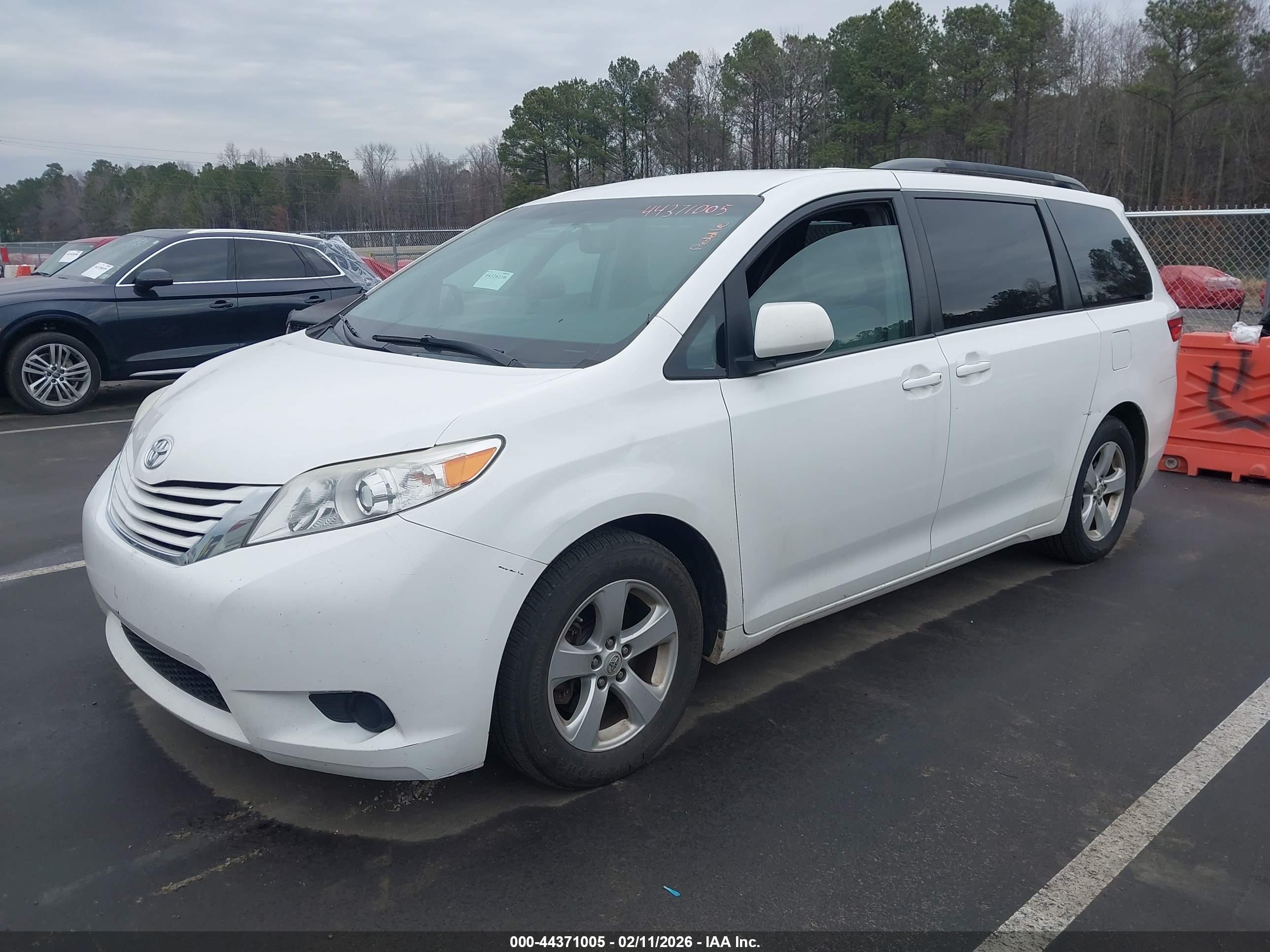 TOYOTA SIENNA image 2