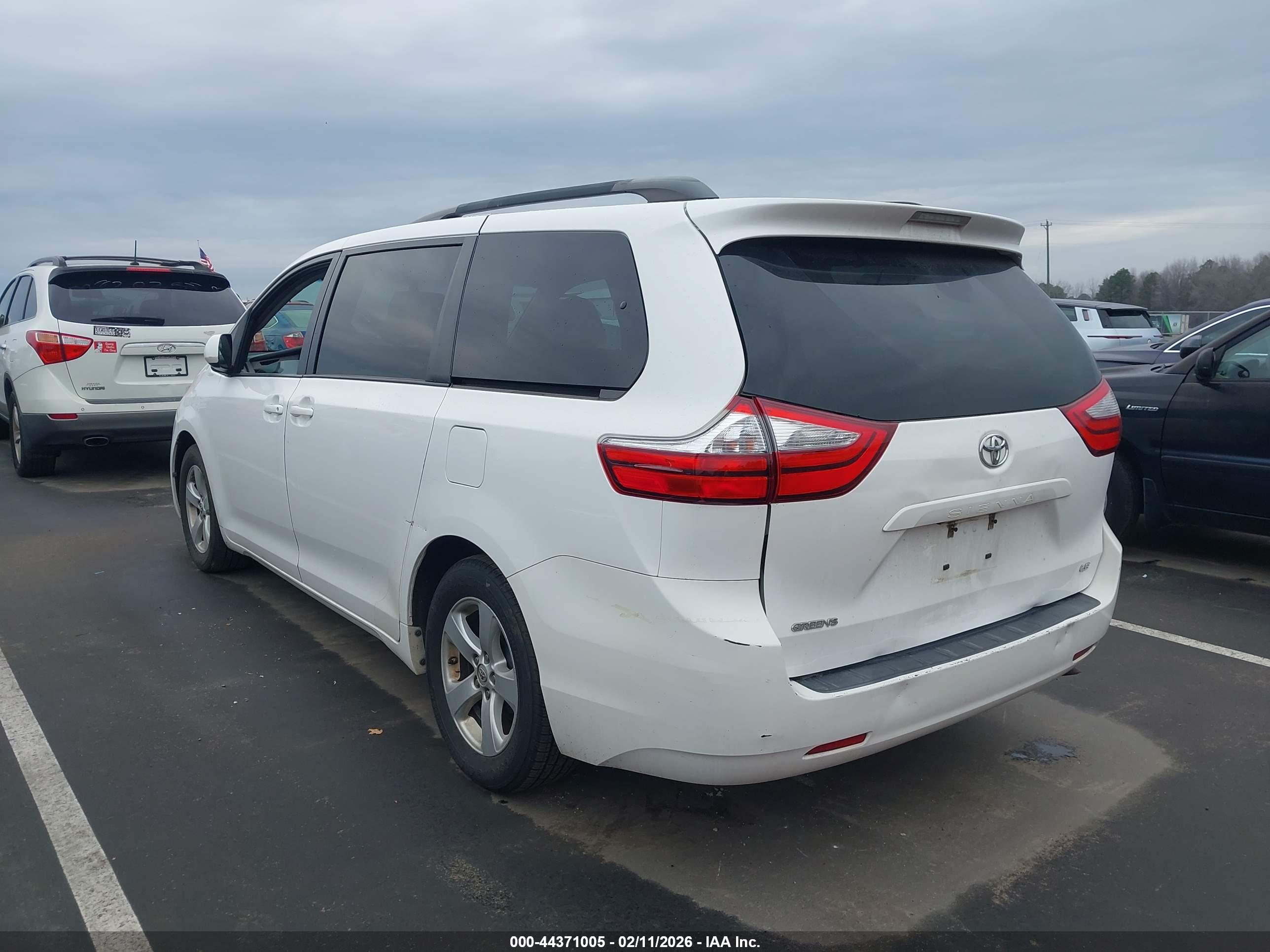TOYOTA SIENNA image 3