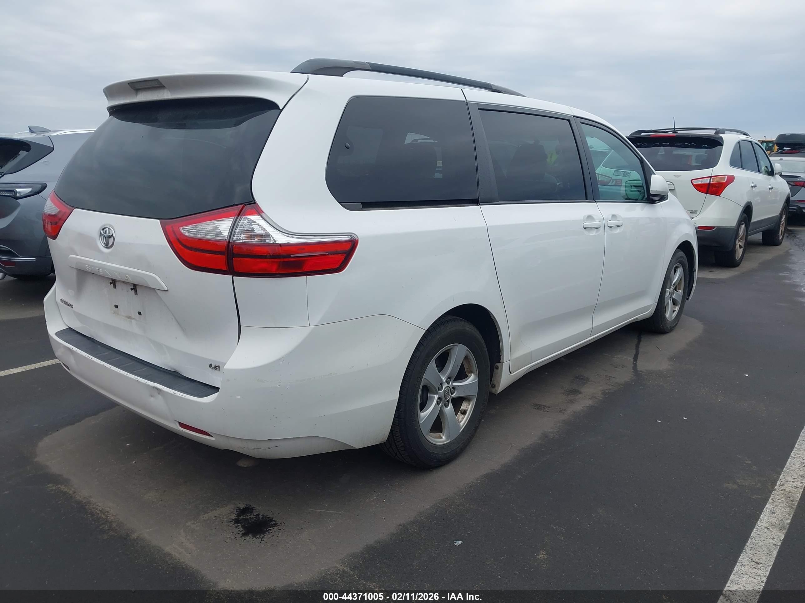 TOYOTA SIENNA image 4