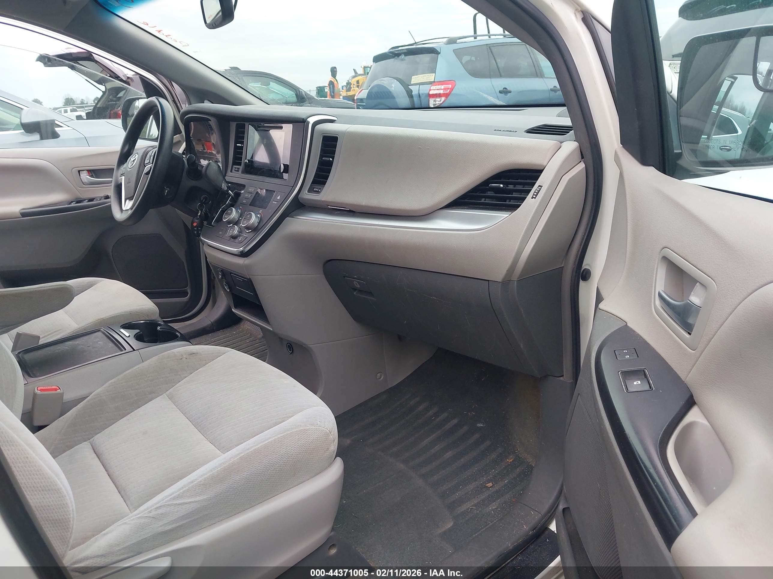 TOYOTA SIENNA image 5
