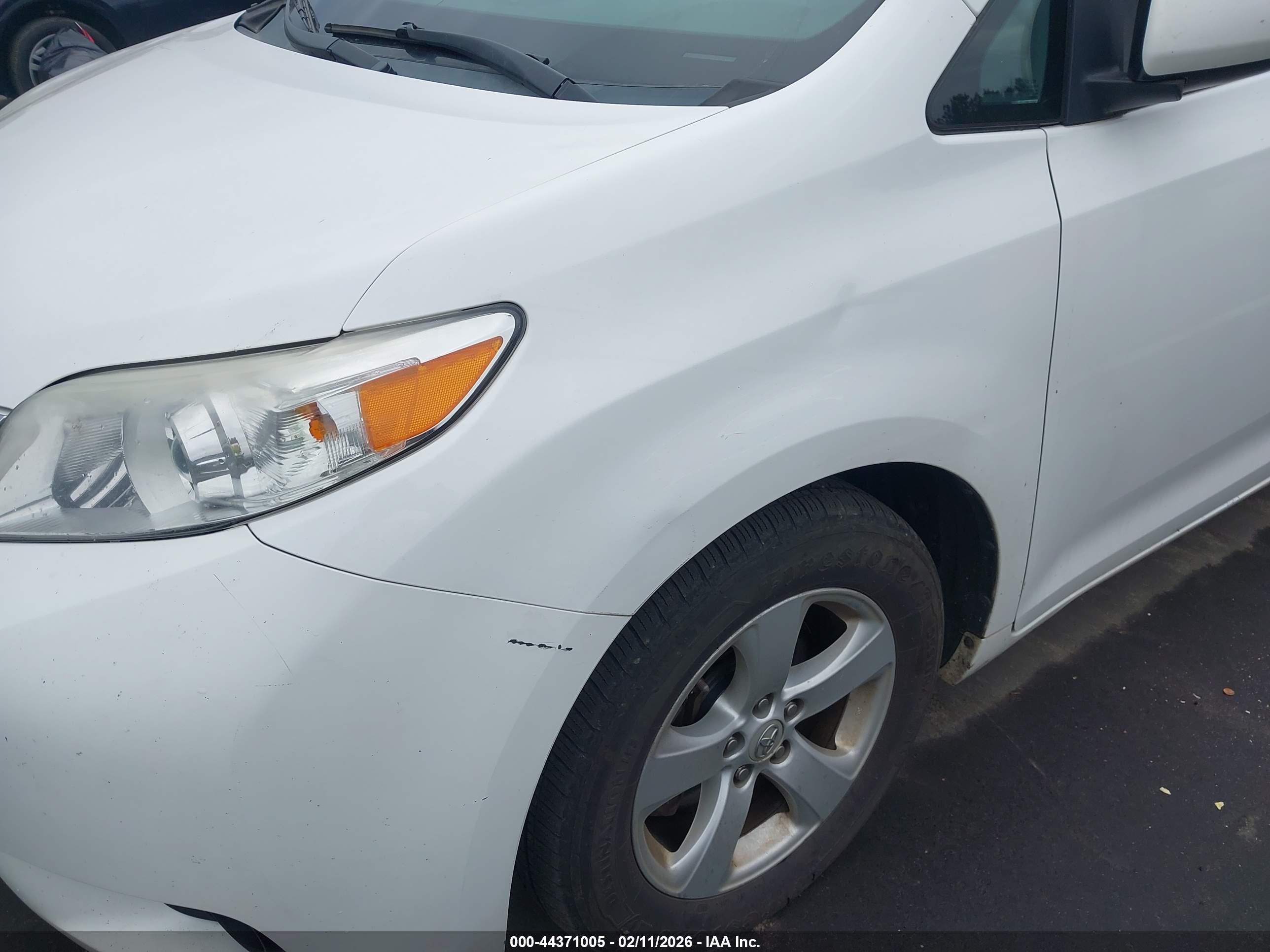 TOYOTA SIENNA image 6