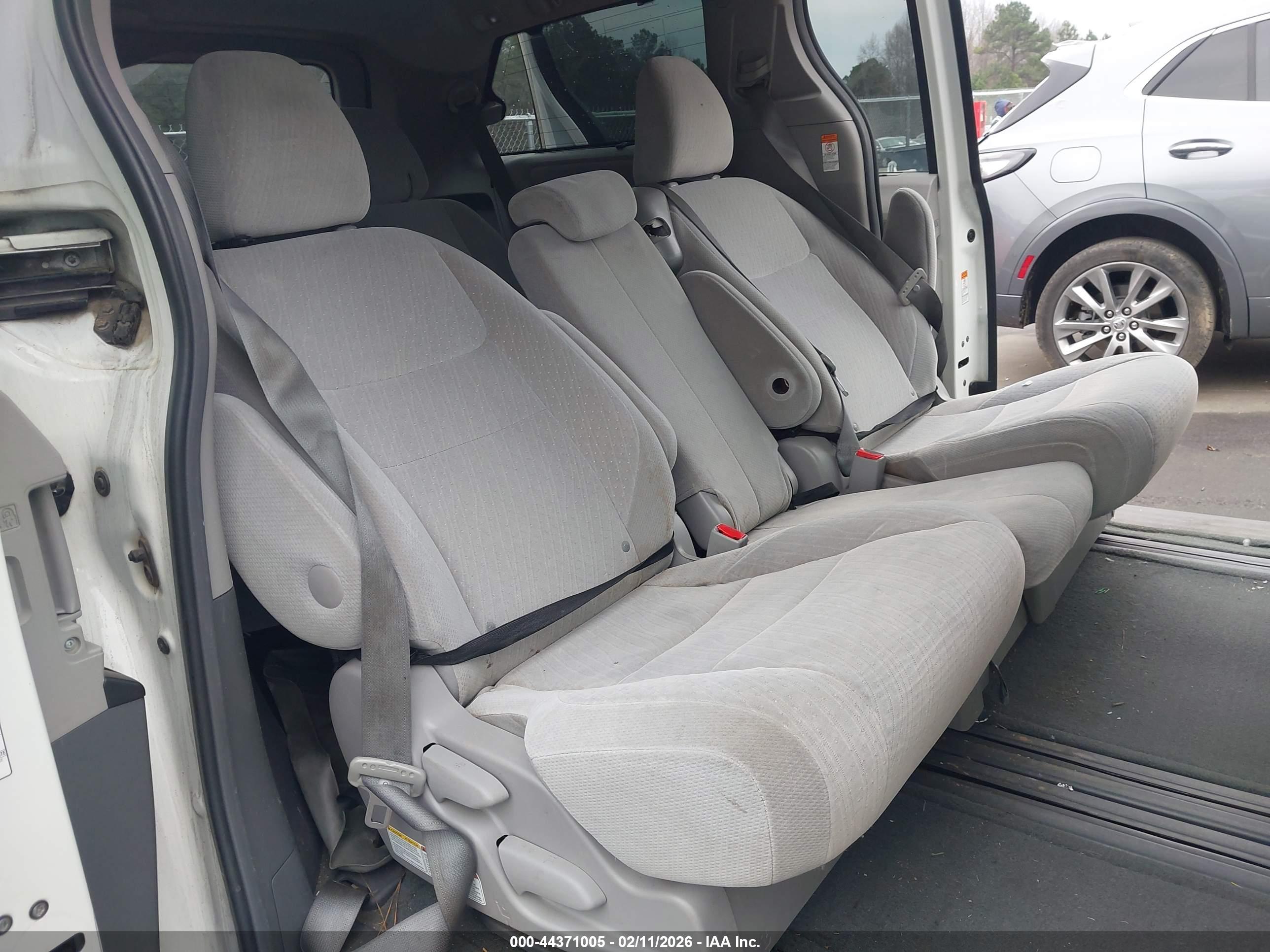 TOYOTA SIENNA image 8