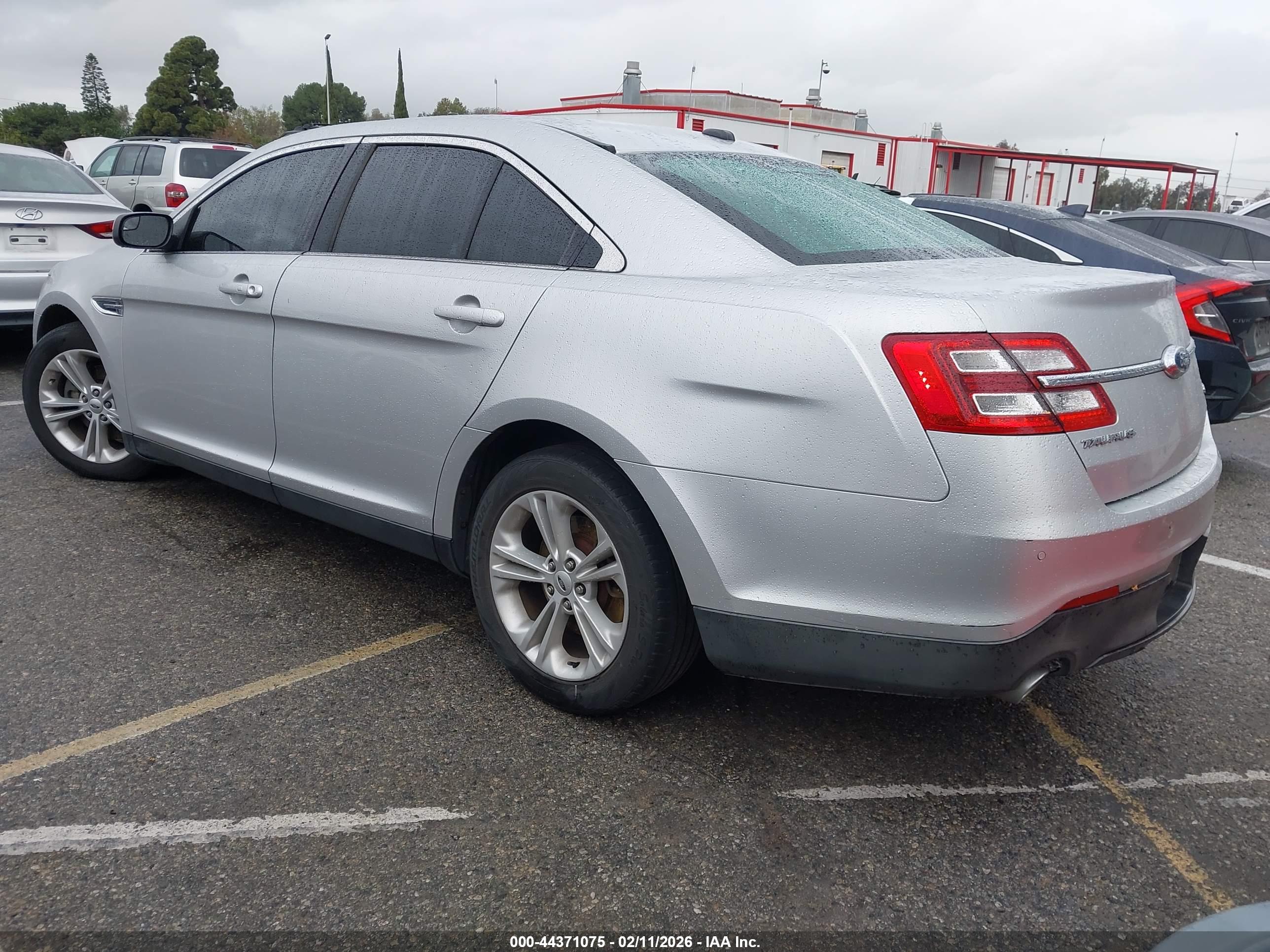 FORD TAURUS image 3