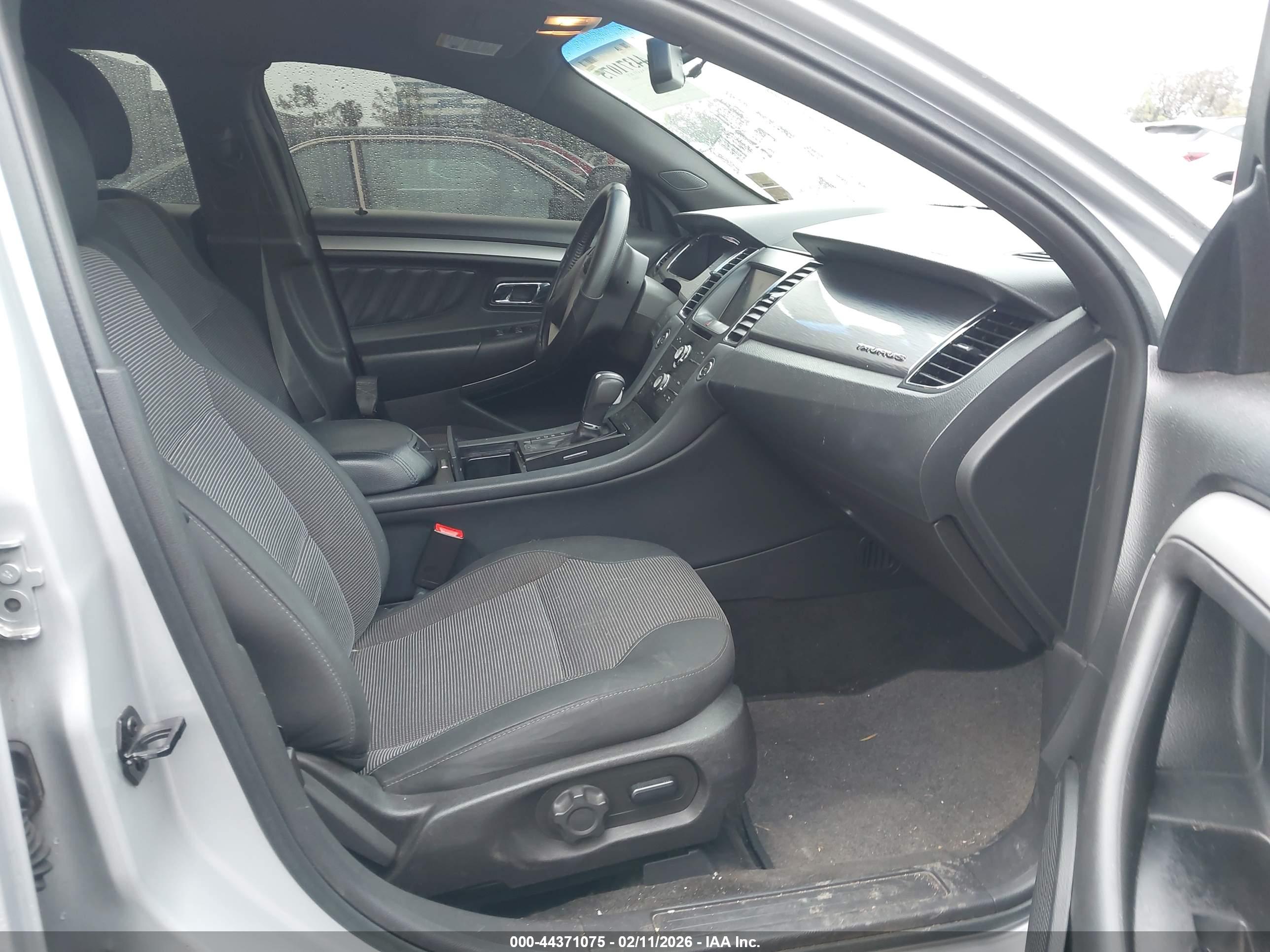 FORD TAURUS image 5