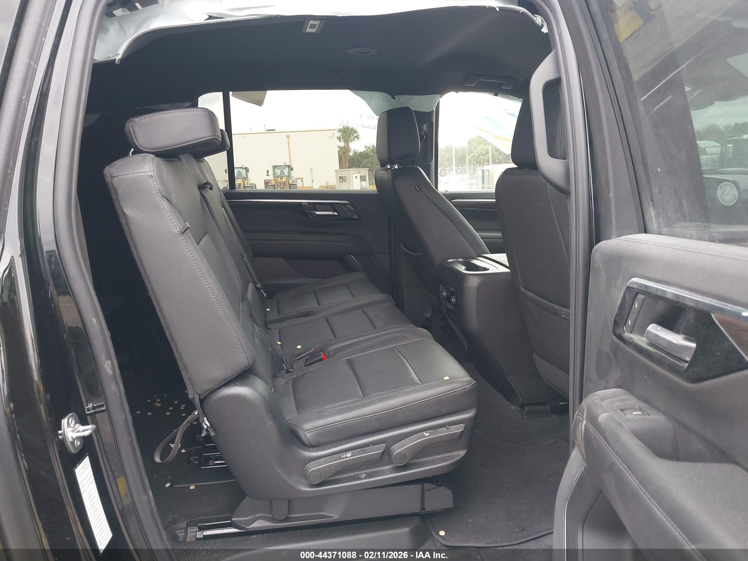 CHEVROLET SUBURBAN image 8