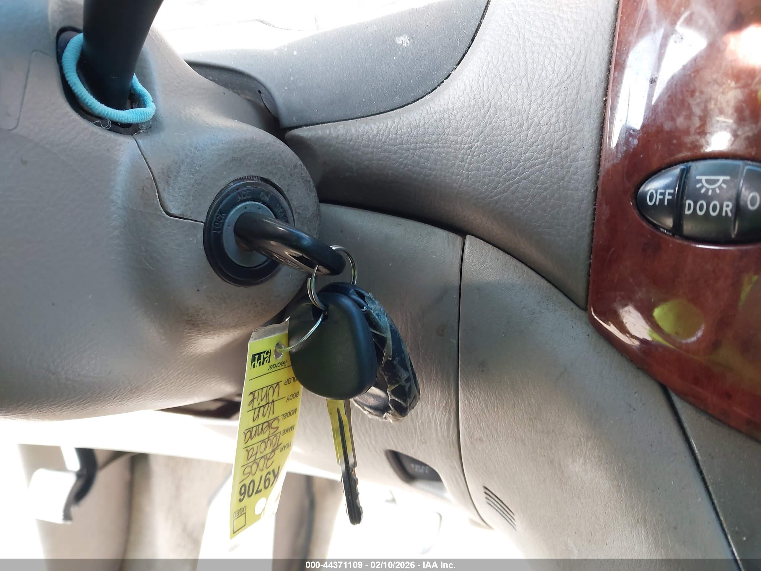 TOYOTA SIENNA image 11