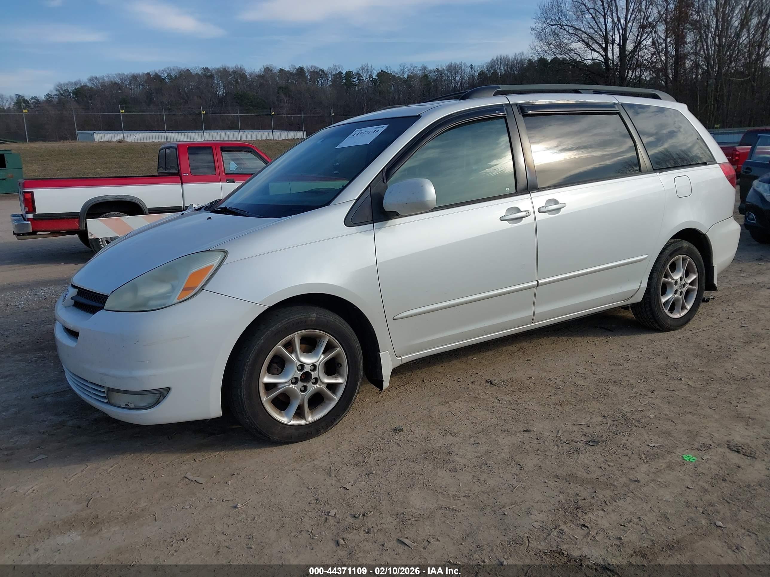 TOYOTA SIENNA image 2