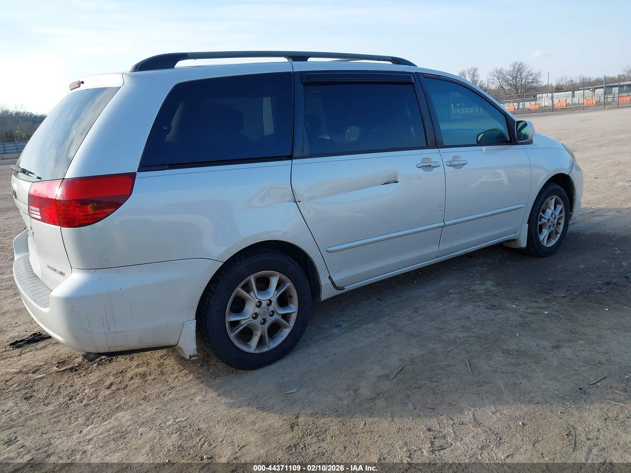 TOYOTA SIENNA image 4