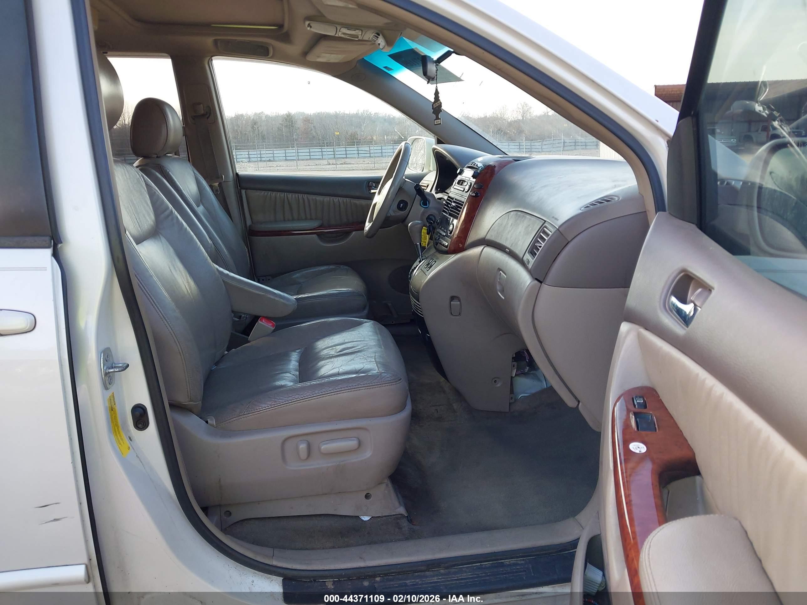 TOYOTA SIENNA image 5