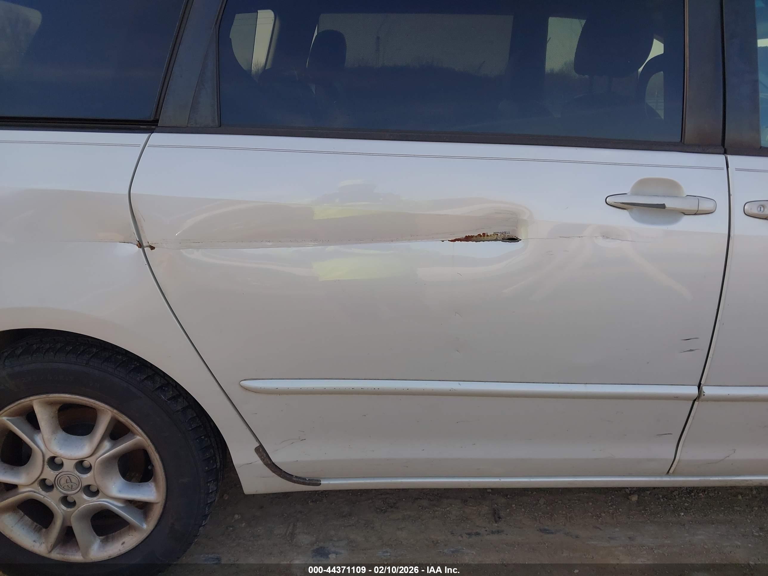 TOYOTA SIENNA image 6