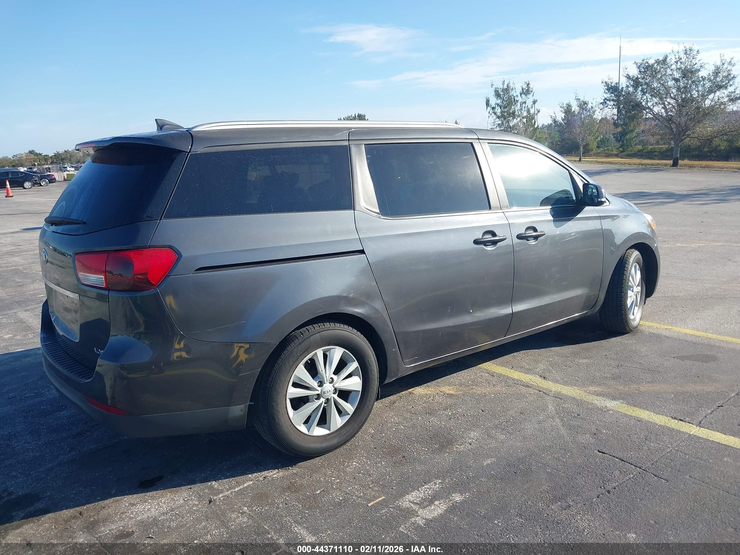 KIA SEDONA image 4