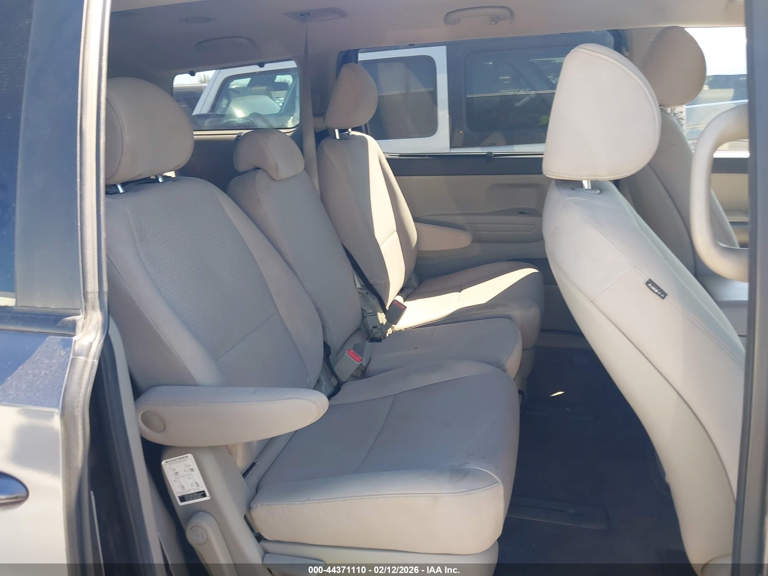 KIA SEDONA image 8