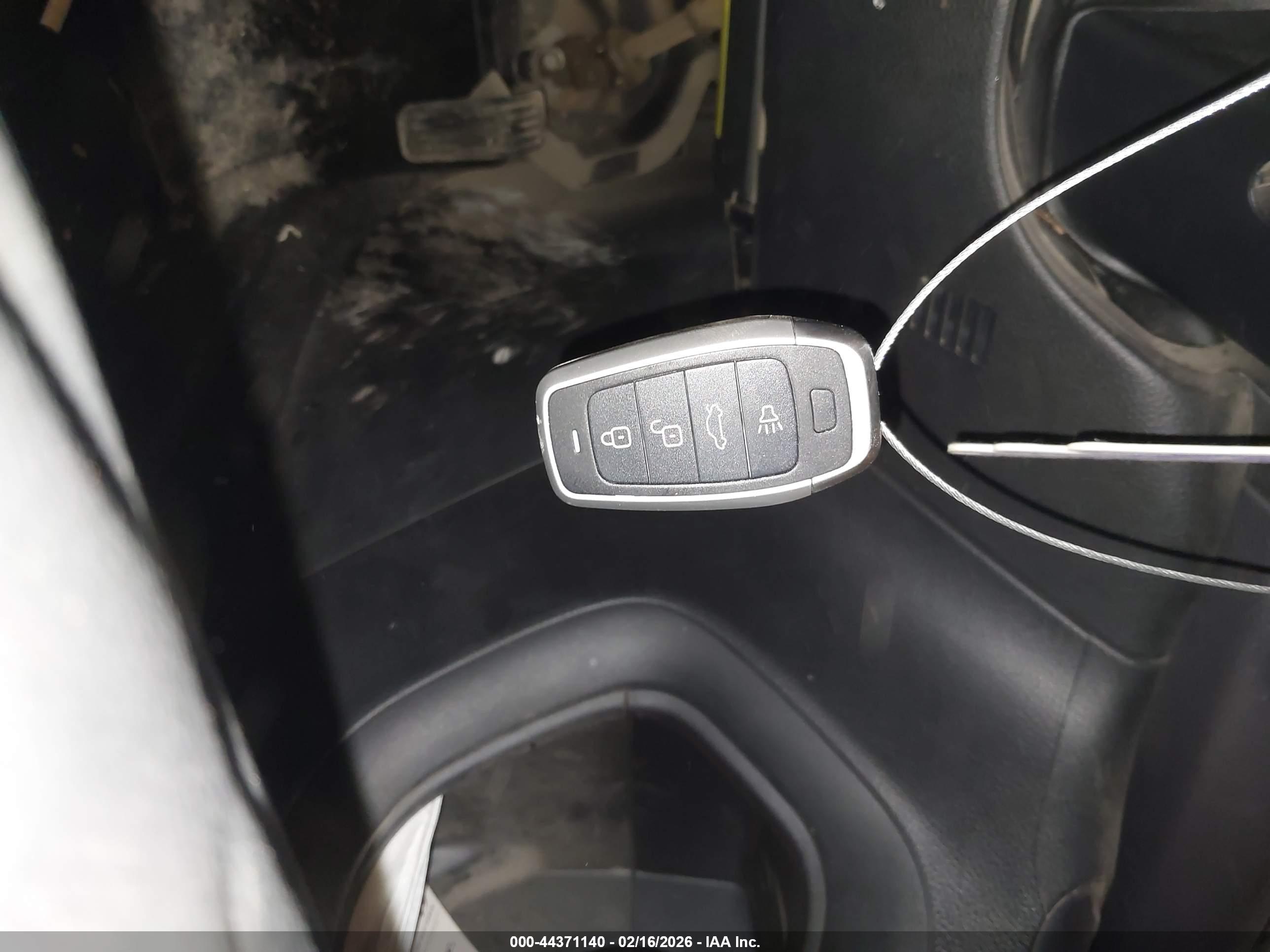 CHRYSLER 200 image 11